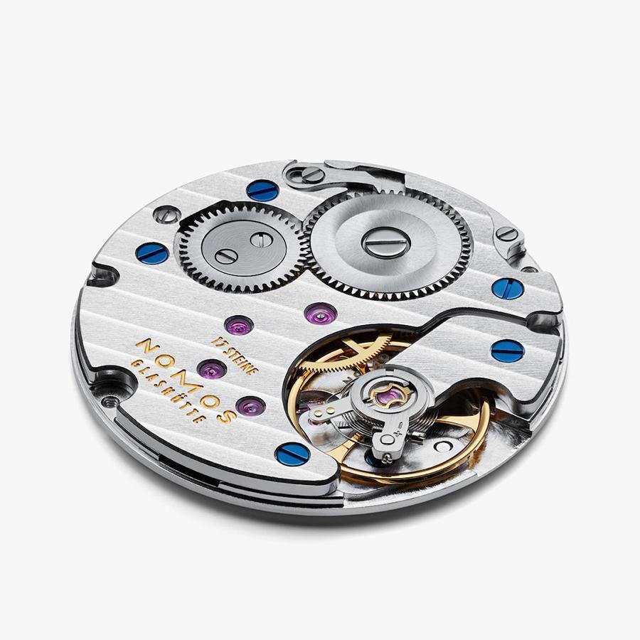 以ETA 7001改製的Alpha手上鏈機芯，換裝了更高規格的機芯零件，是NOMOS的首枚自製機芯。
