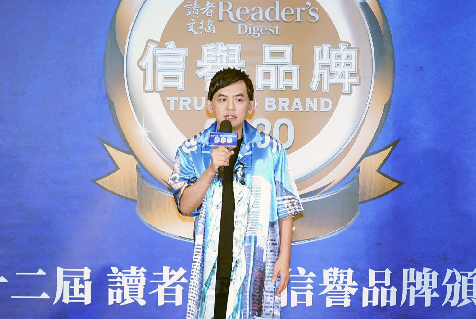 黃子佼透露昨天老婆得知他廣播金鐘獎入圍槓龜後,竟笑他:「你怎麼那麼沒用」。(讀者文摘提供)