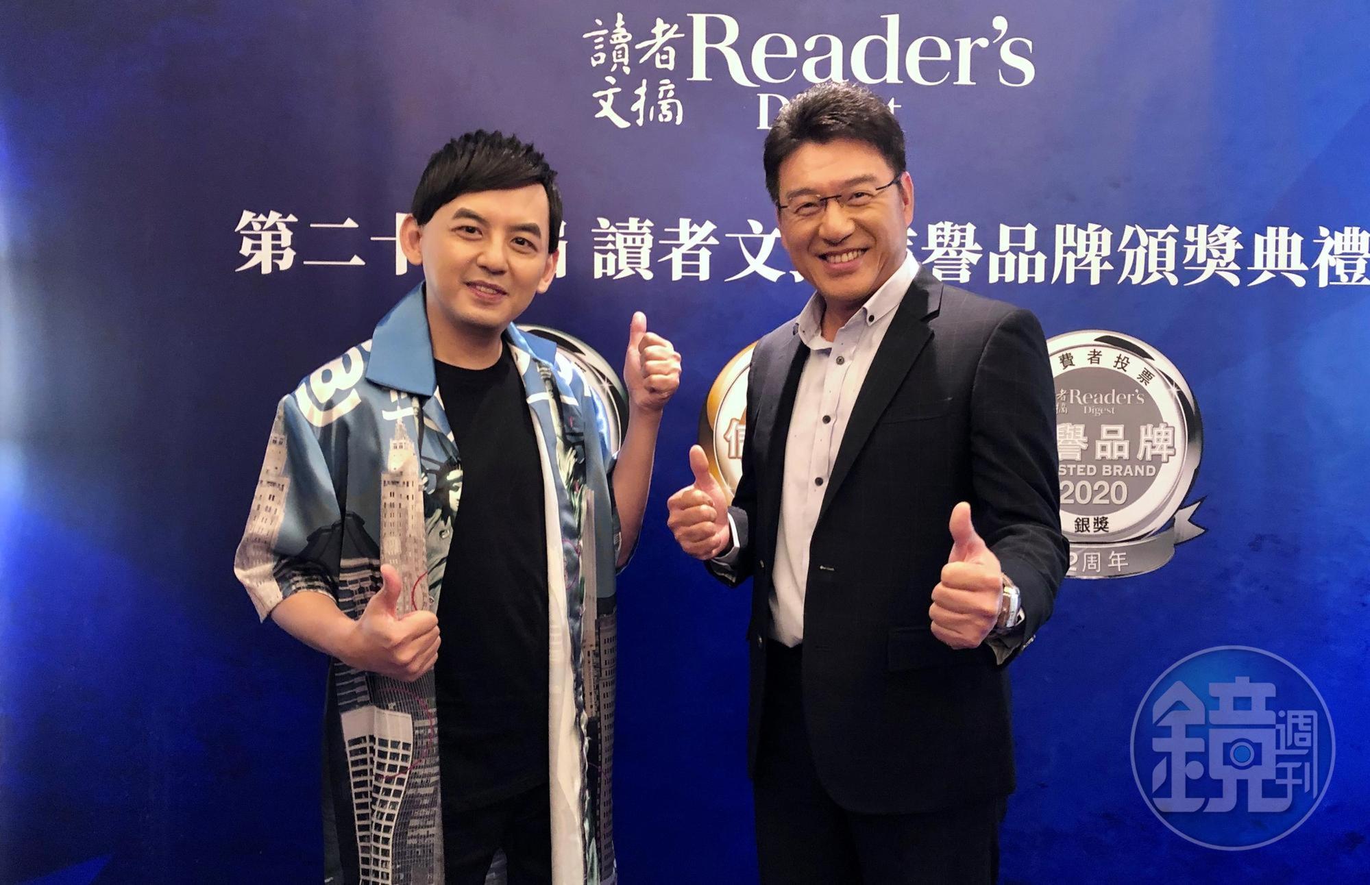 黃子佼與謝震武一同出席《讀者文摘》頒獎典禮,笑稱兩人像是牛郎織女,一年見一面。(讀者文摘提供)