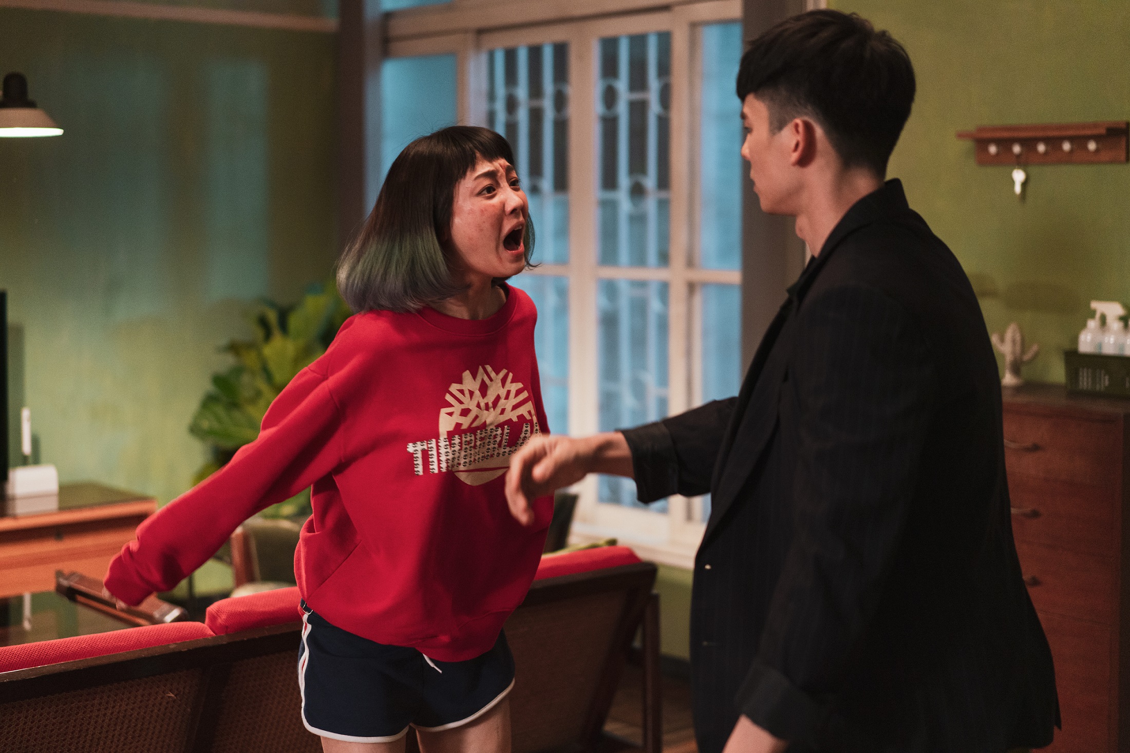 謝欣穎抓包林柏宏劈腿，氣憤向他質問，最後崩潰猛搥林柏宏的胸膛。（牽猴子提供）