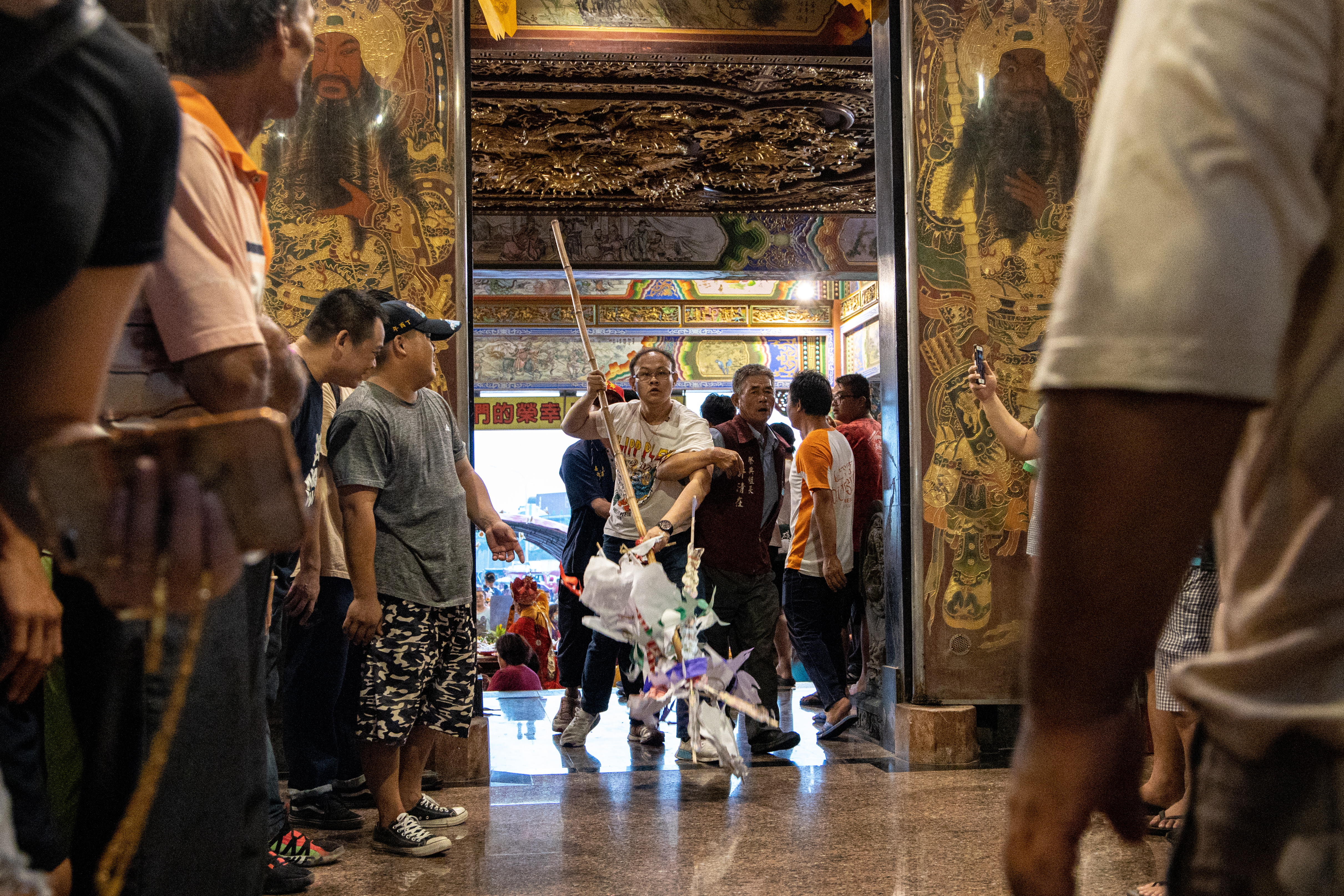 雲林口湖藉由牽水狀引先人亡魂上身，是當地特殊的祭典。