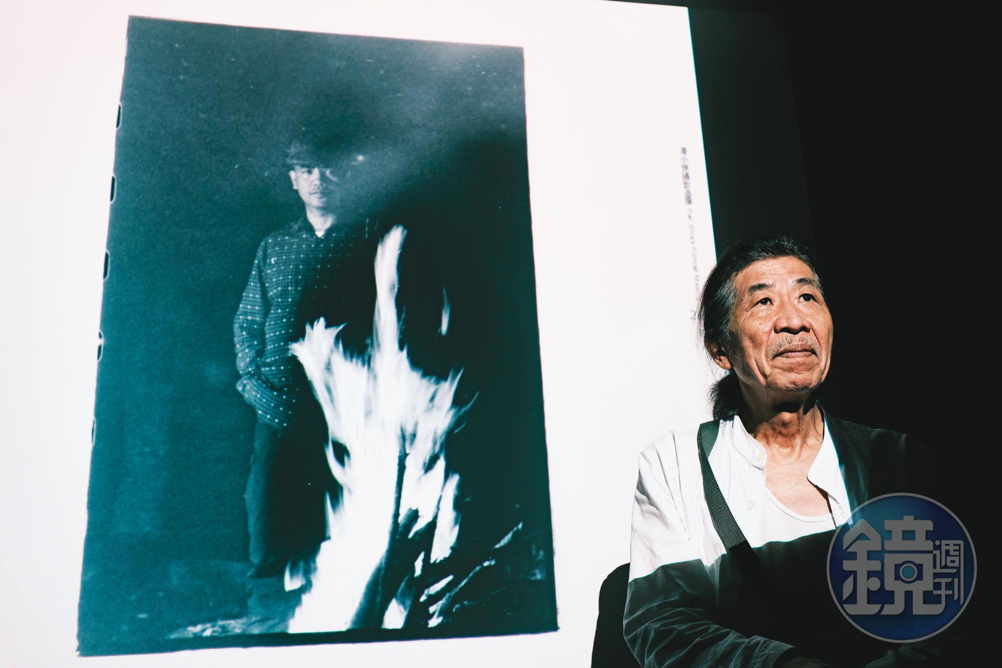 今年潘小俠出版《台灣作家一百年》,七月以原住民作家為主題開座談會。背景圖片為他拍攝的布農族作家乜寇‧索克魯曼,他說自己當天到達部落時已夜深,於是藉燃燒柴火的光線拍照。