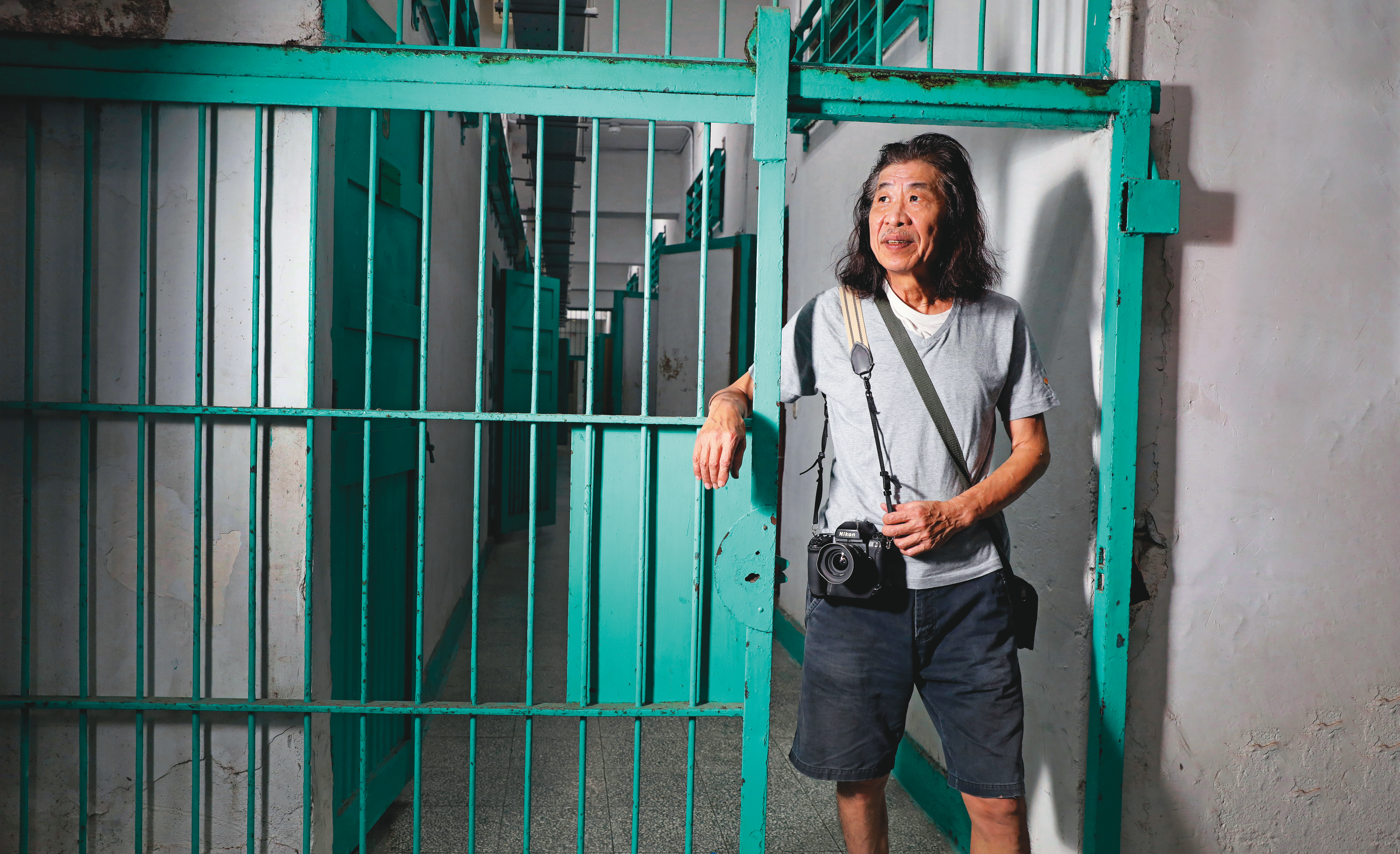 1987年潘小俠到《自立晚報》上班，採訪柏楊、葉石濤、陳映真等作家，體悟白色恐怖和極權統治的荒謬，也種下日後拍攝白色恐怖受難者的契機。