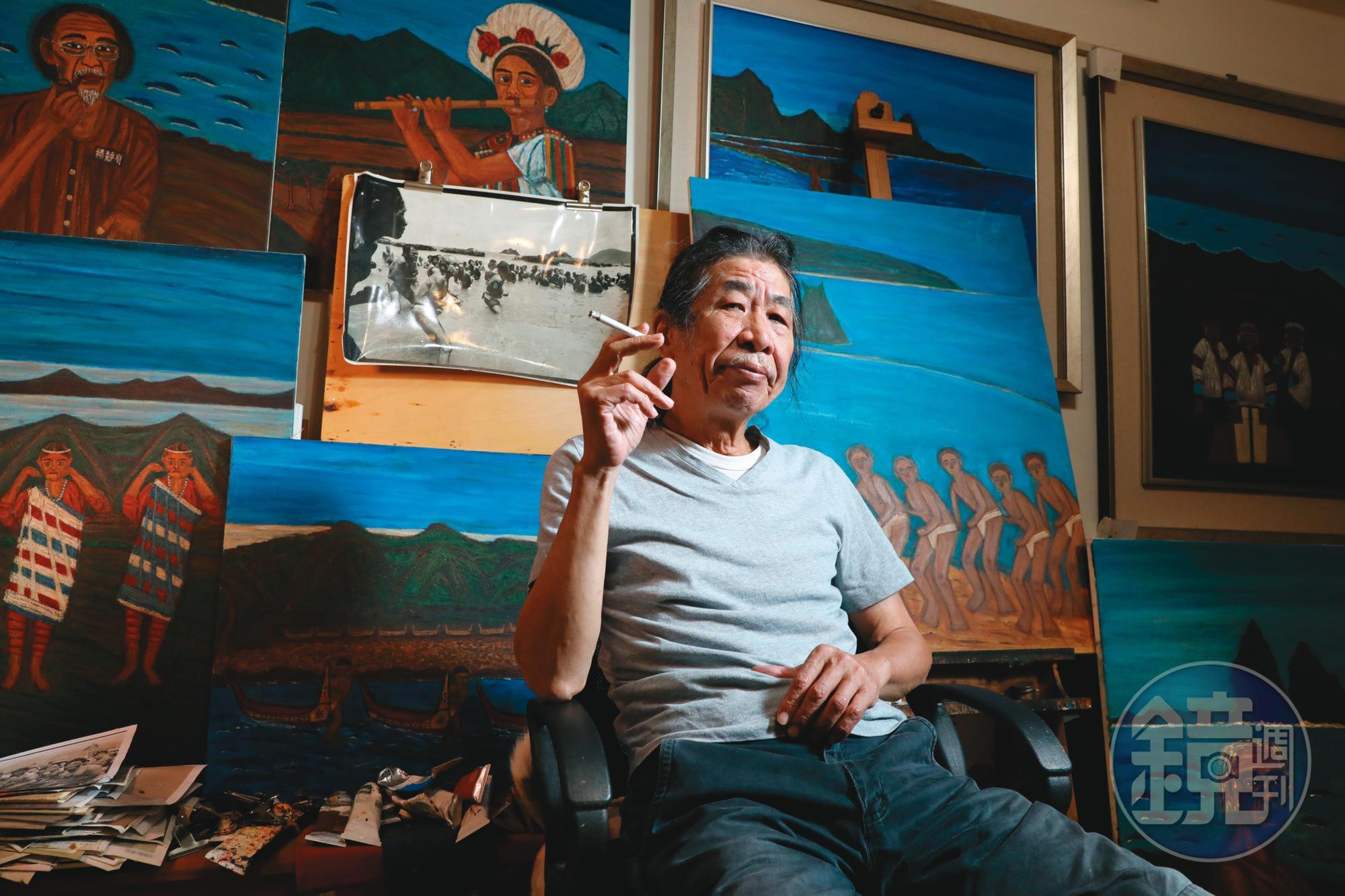 潘小俠拍照40年,累積上萬張底片。我們造訪他位在新北新店山腳邊的小宅,餐廳、客廳堆滿底片及洗出來的照片,牆上掛滿他所創作的油畫。