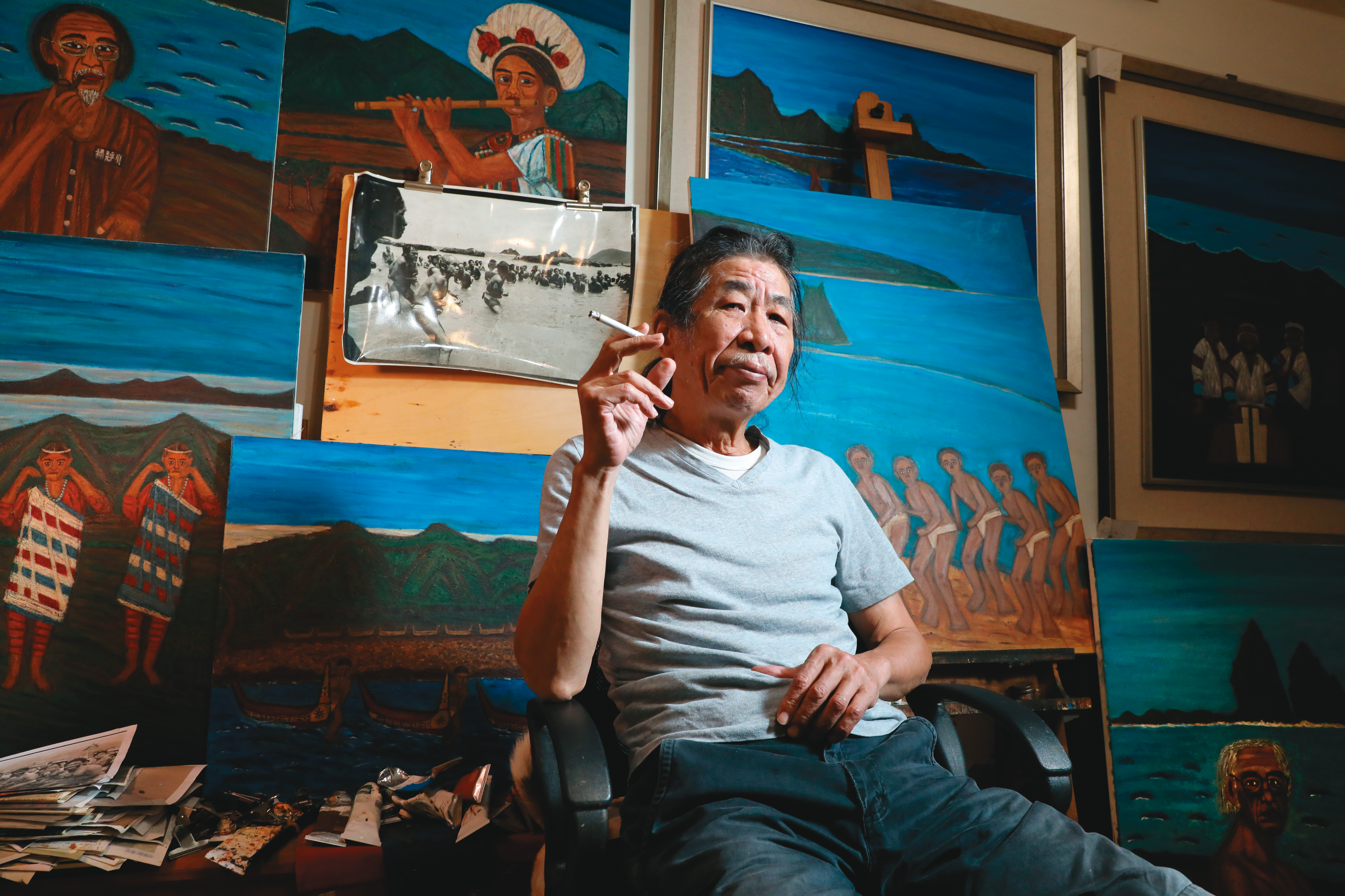 潘小俠拍照40年，累積上萬張底片。我們造訪他位在新北新店山腳邊的小宅，餐廳、客廳堆滿底片及洗出來的照片，牆上掛滿他所創作的油畫。