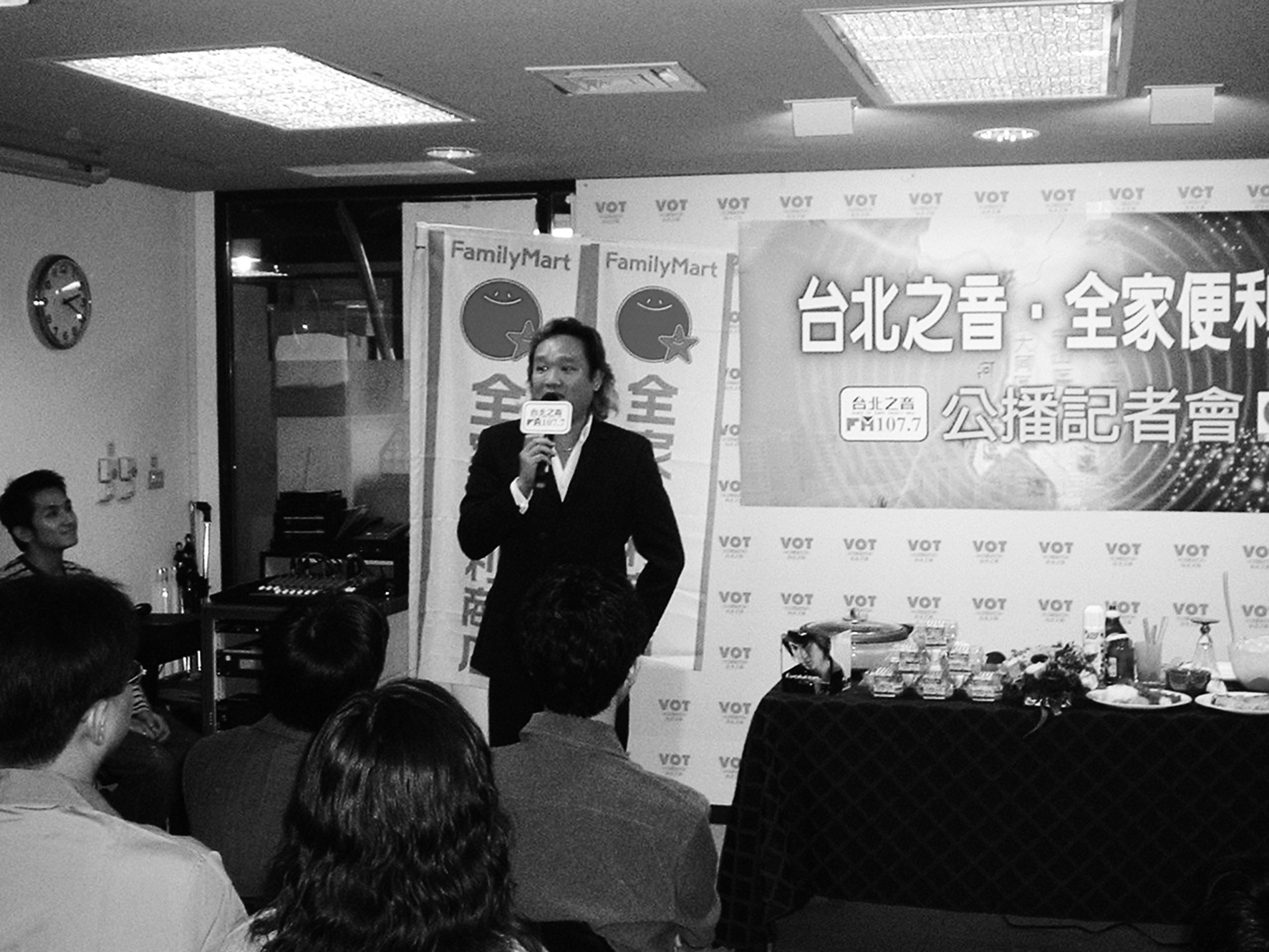 2001年殷士偉媒合台北之音與全家便利店公播。當年他還留著一頭創意人長髮。(瑞迪廣告提供)
