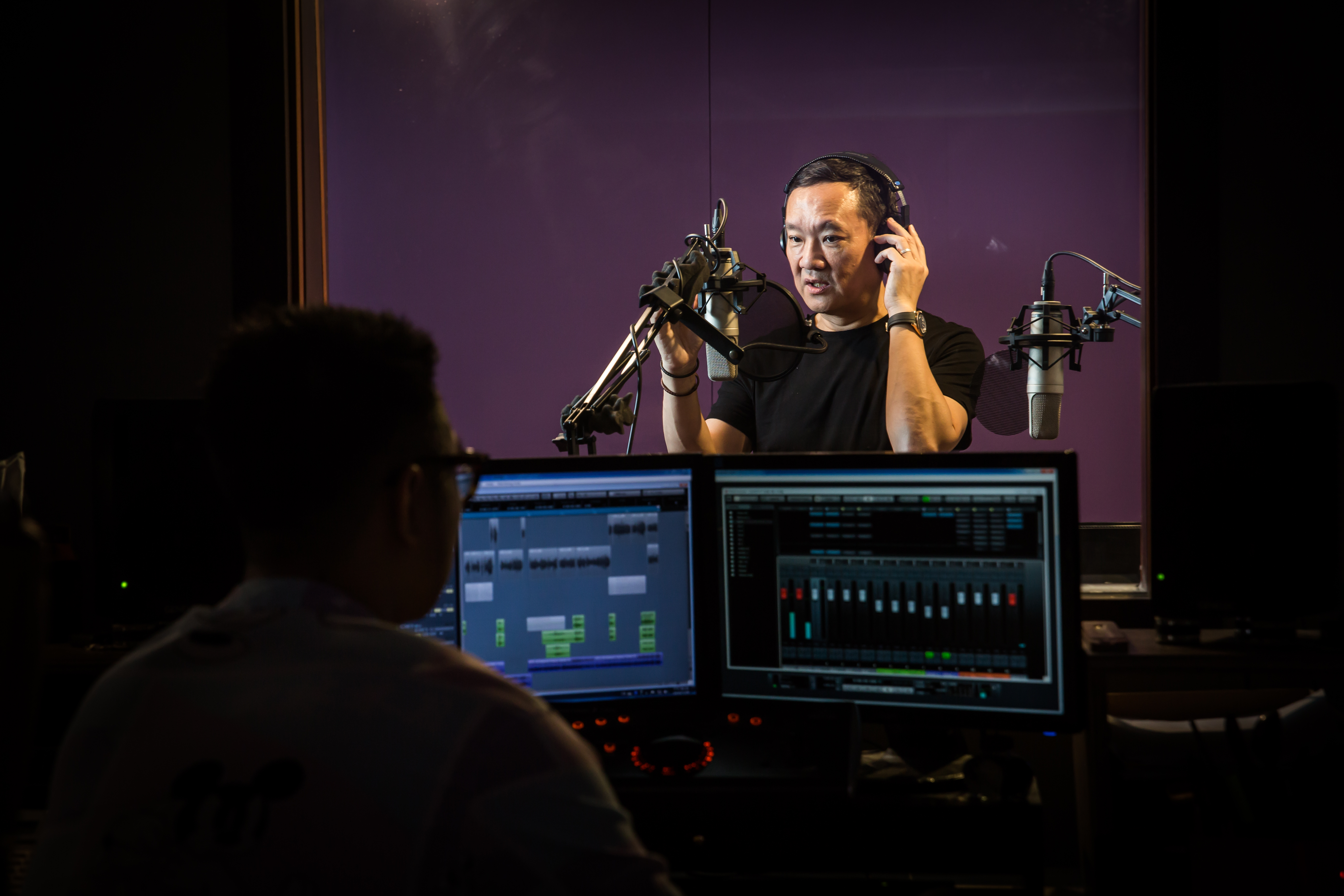 聲音頗有磁性的殷士偉，曾主持過廣播節目「殷士偉的搜主意」。他也擅長找到厲害的聲音替廣告代言。