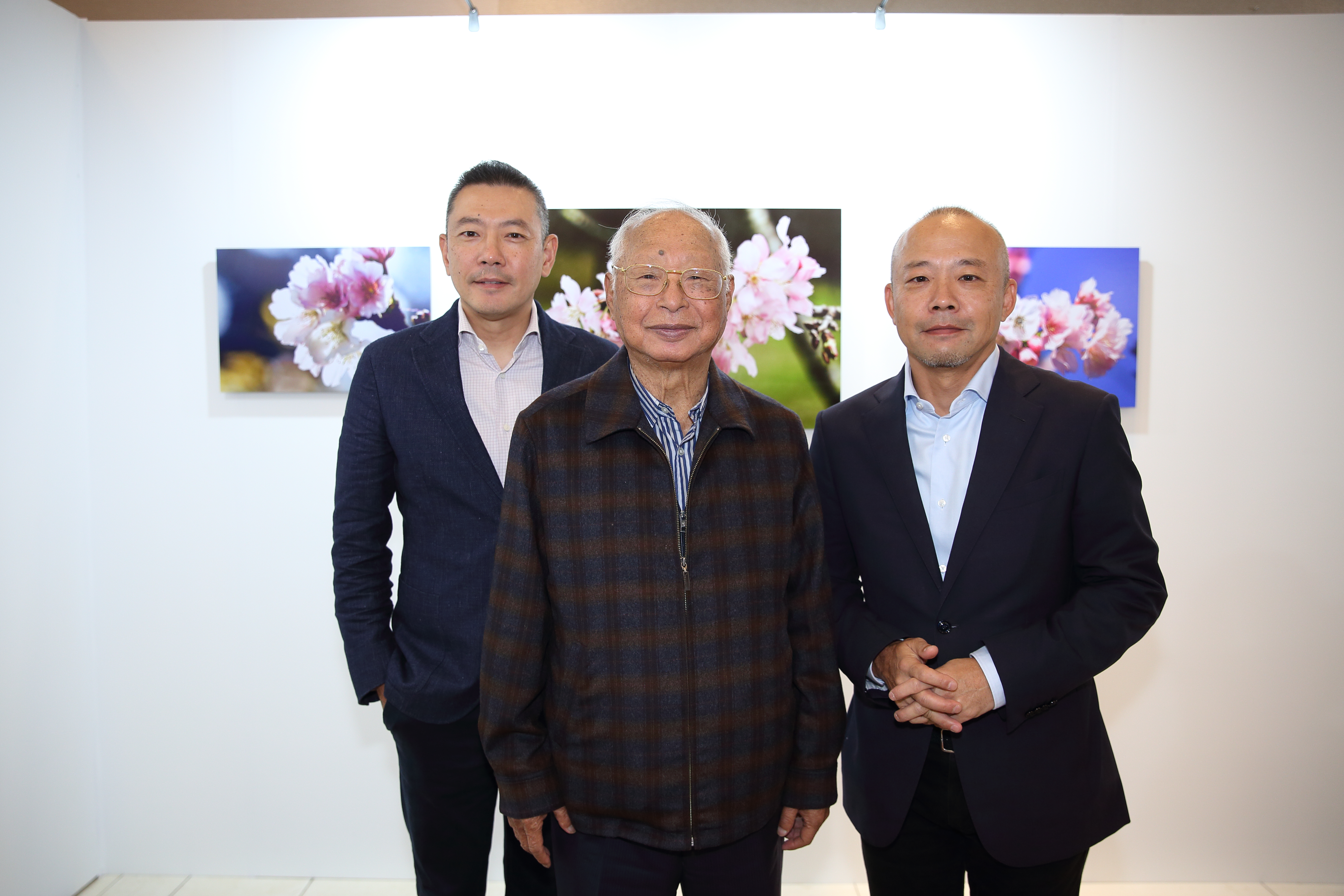 新光三越董座吳東興（中）傳出昨日過世，圖為父子3人出席「新光三越國際攝影聯展」開幕，左為吳昕陽、右為吳昕達