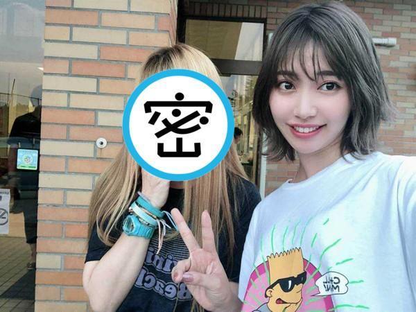 日本搖滾樂團主唱Junko（左）已經61歲，與年輕正妹合照時，完全看不出年齡差距這麼大。（翻攝自Twitter @junkosunset）