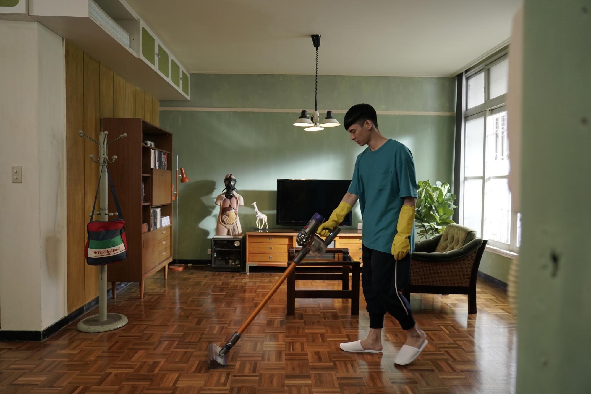 《怪胎》主角家裡電視播放的內容事後放入新冠肺炎疫情的新聞，成為時代的註記。（牽猴子提供）