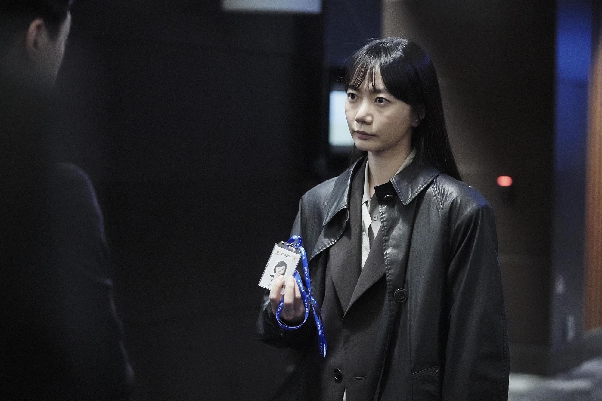 裴斗娜在《秘密森林2》造型與上一季不同，她暗示看下去就能得到解答。（Netflix提供）