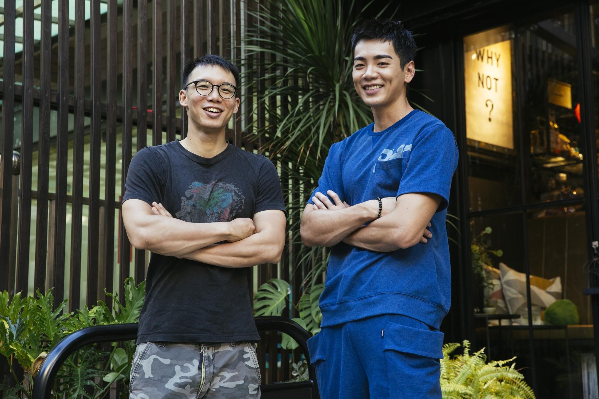 首度執導電影的王逸帆（左）要求禾浩辰（右）以誇張的表演方式，達到類型片的娛樂效果。