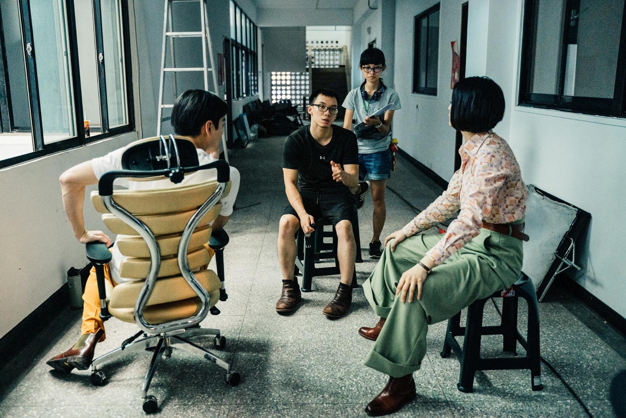 導演王逸帆（中）與男、女主角禾浩辰（左）、賴雅妍（右）在拍片現場討論表演方式。（瀚草影視提供）