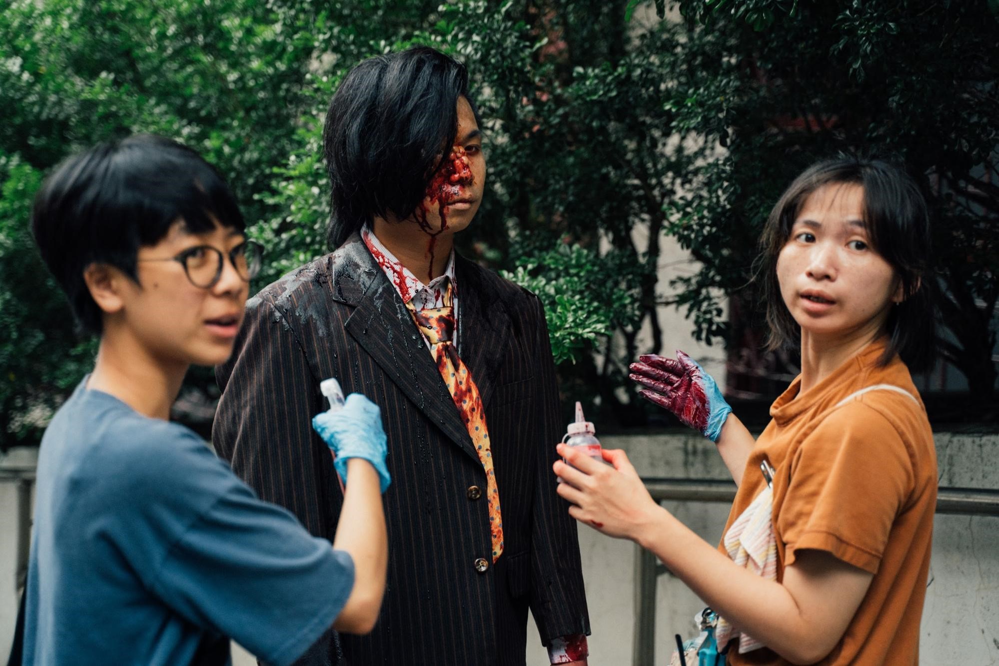 片中活屍咬人需要大量血漿，特殊化裝組也不斷測試、改良血漿。（瀚草影視提供）