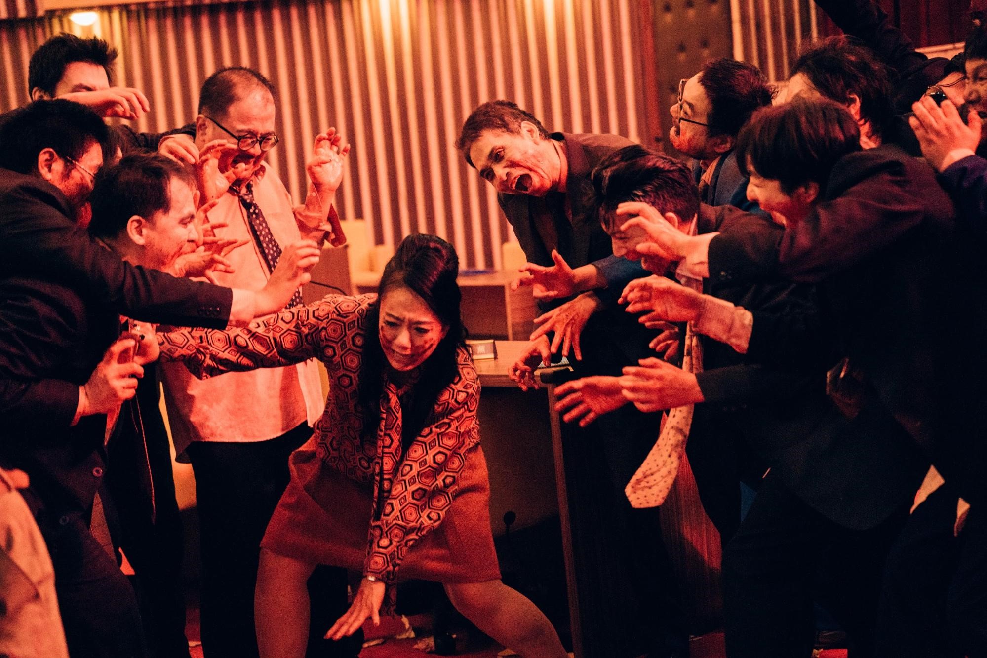 《逃出立法院》結合活屍、動作、諷刺喜劇等類型。（瀚草影視提供）