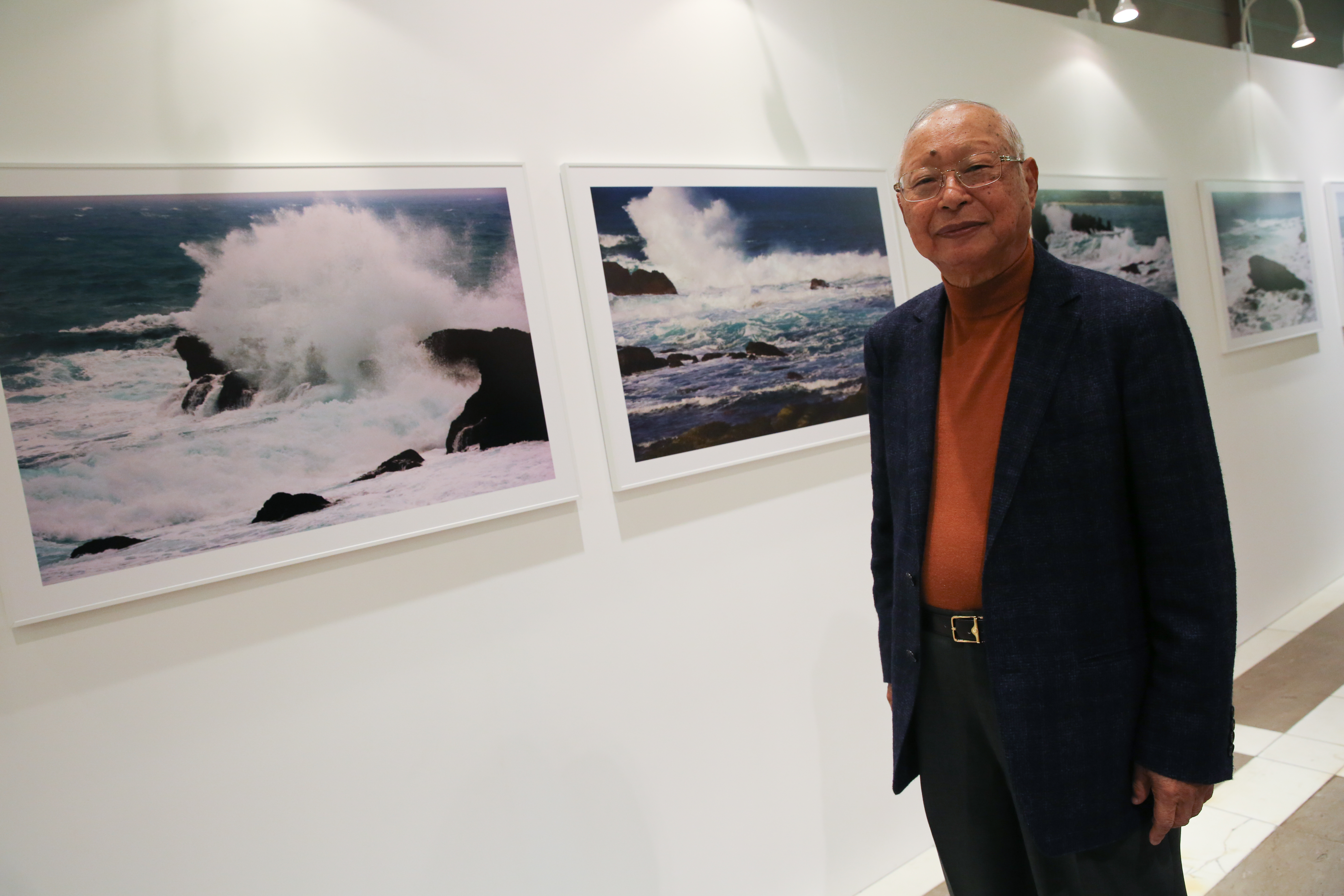 吳東興熱愛攝影，過去常舉辦攝影展。圖為吳東興出席新光三越國際攝影聯展。