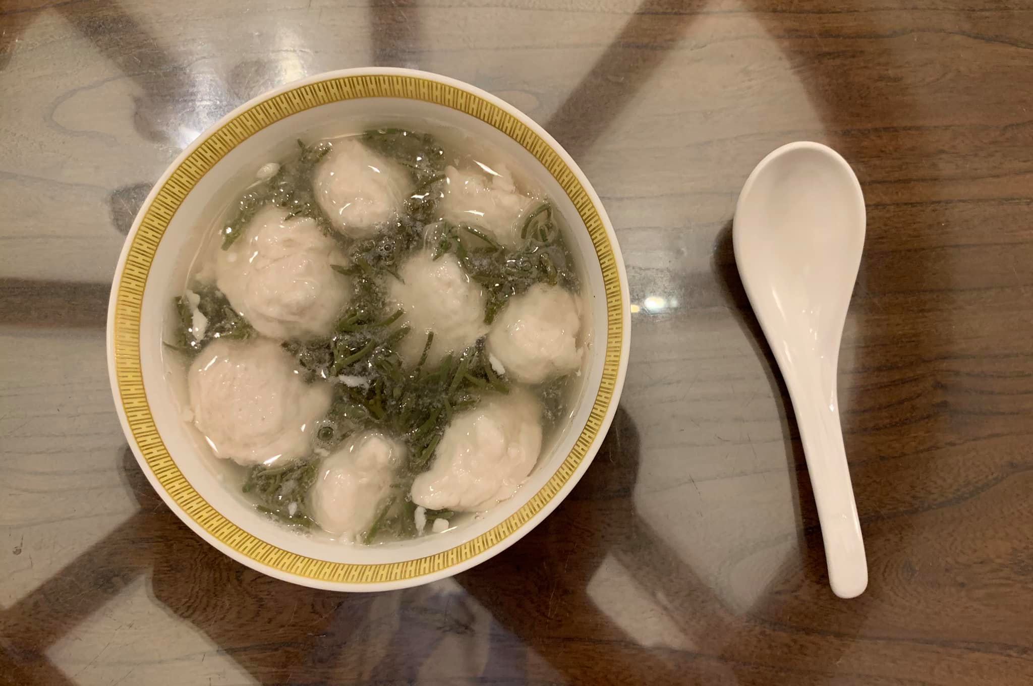 立秋已過，喝一碗自己手工製作「杭州西湖魚丸蒓菜羹」，鮮滑爽口，成就感十足。