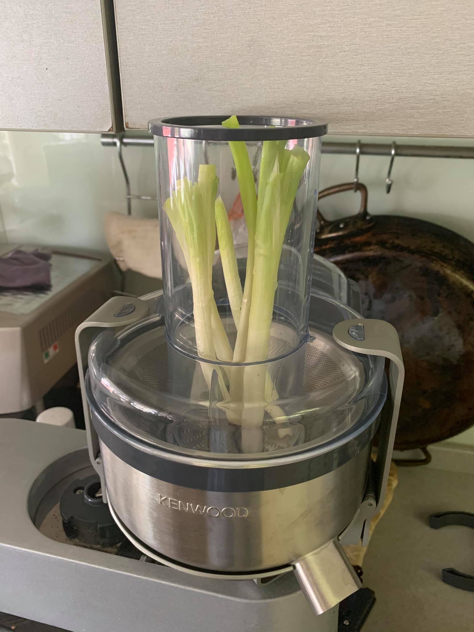 蔥白取汁。