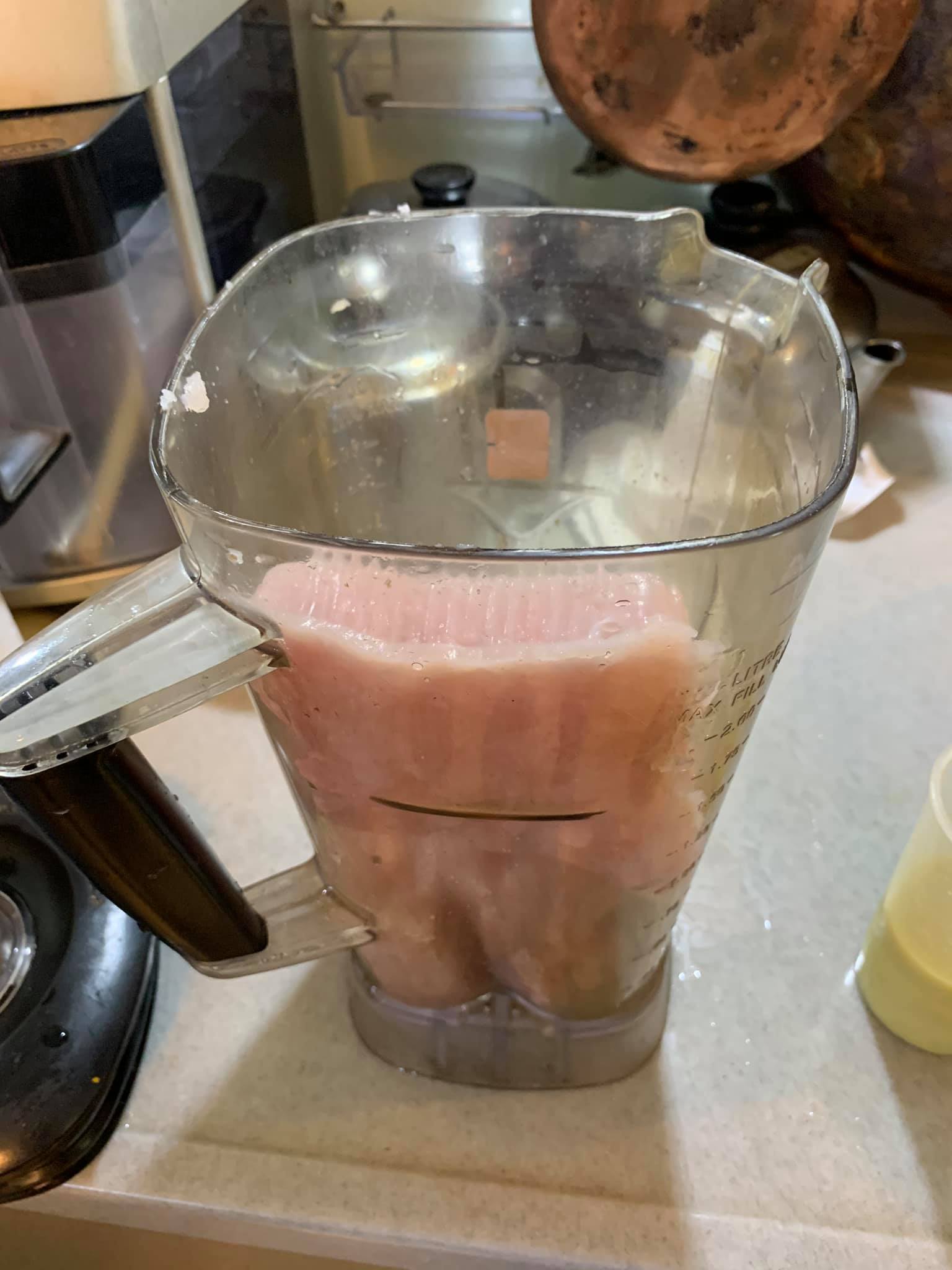 用調理機打魚肉。