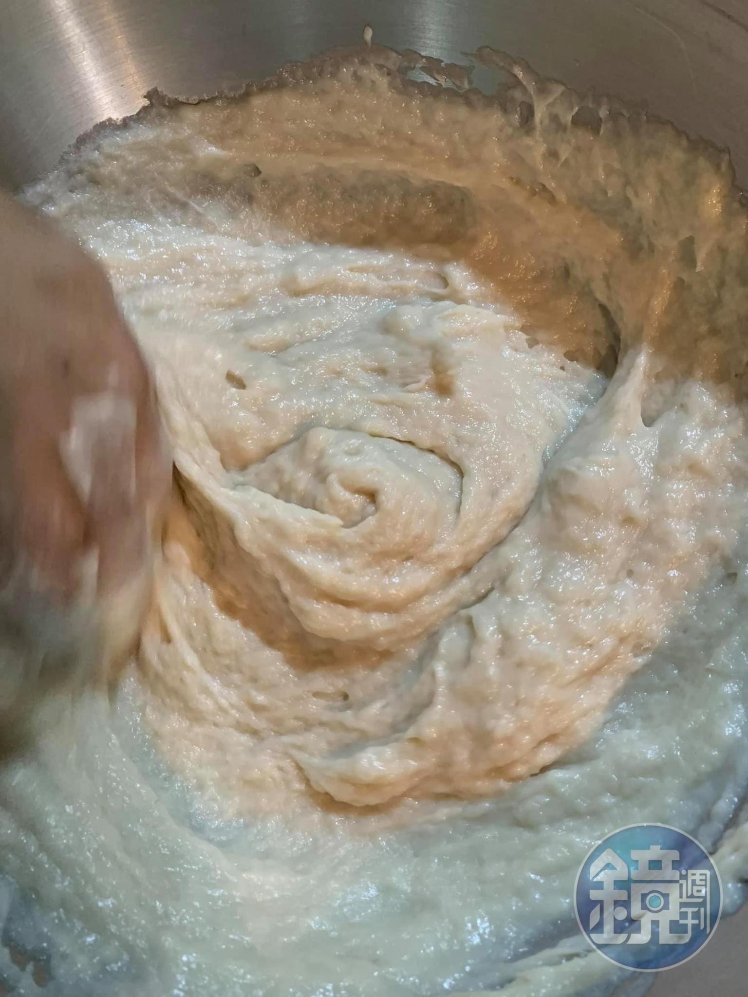 攪拌至起膠，必須說這魚漿漂亮。