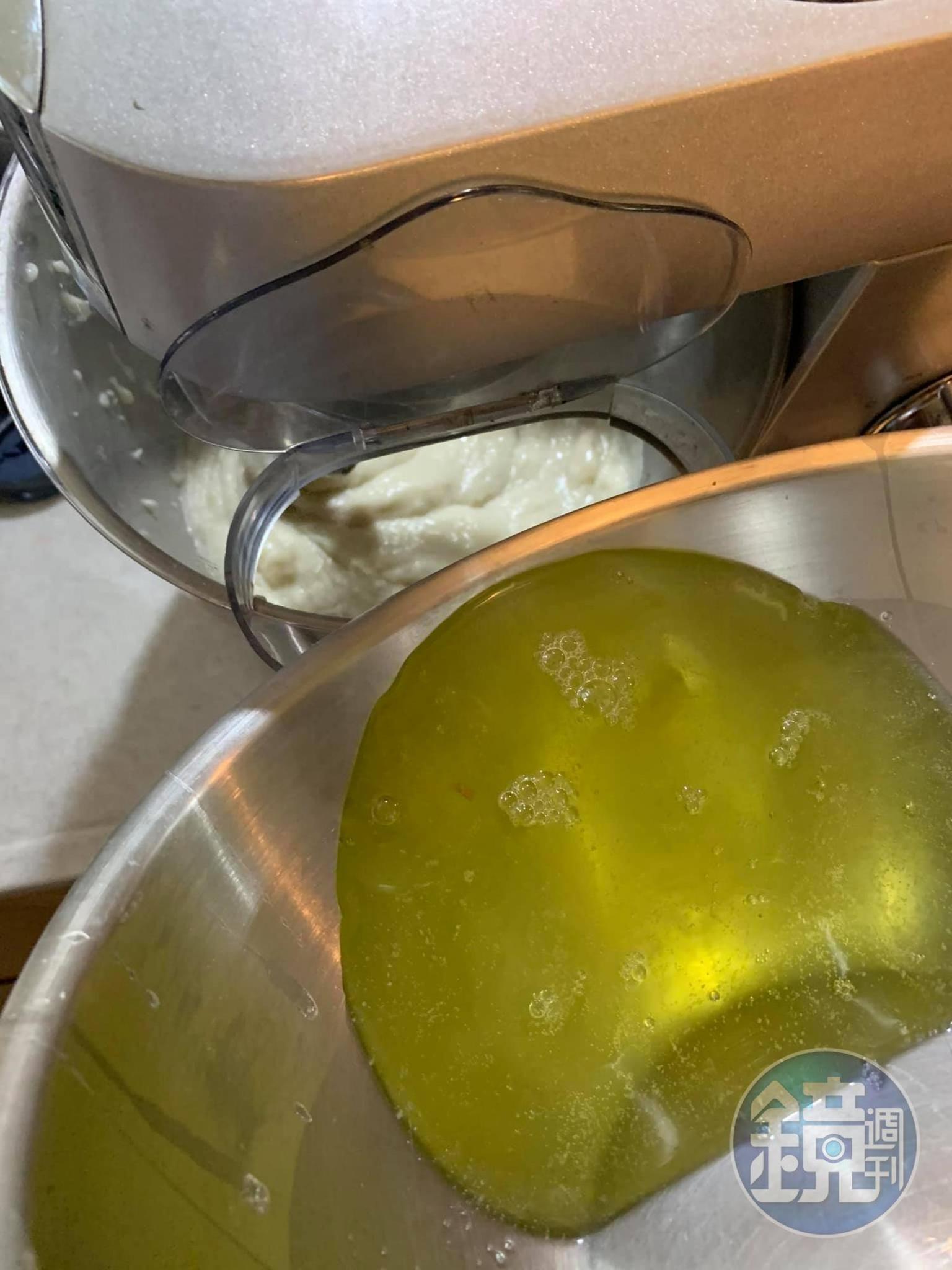 在魚漿中加入蛋白，繼續攪拌。