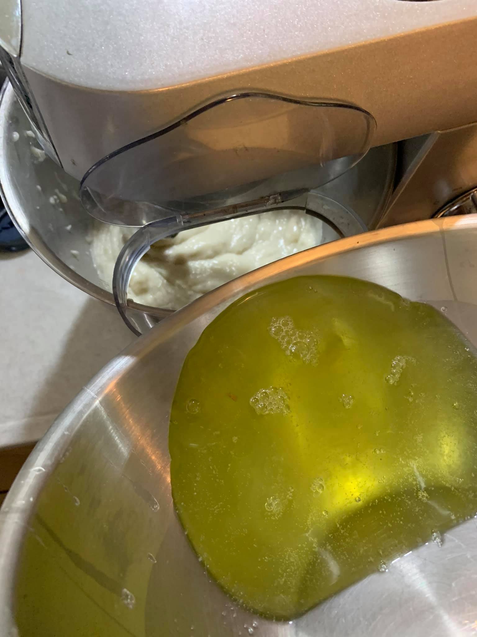 在魚漿中加入蛋白,繼續攪拌。