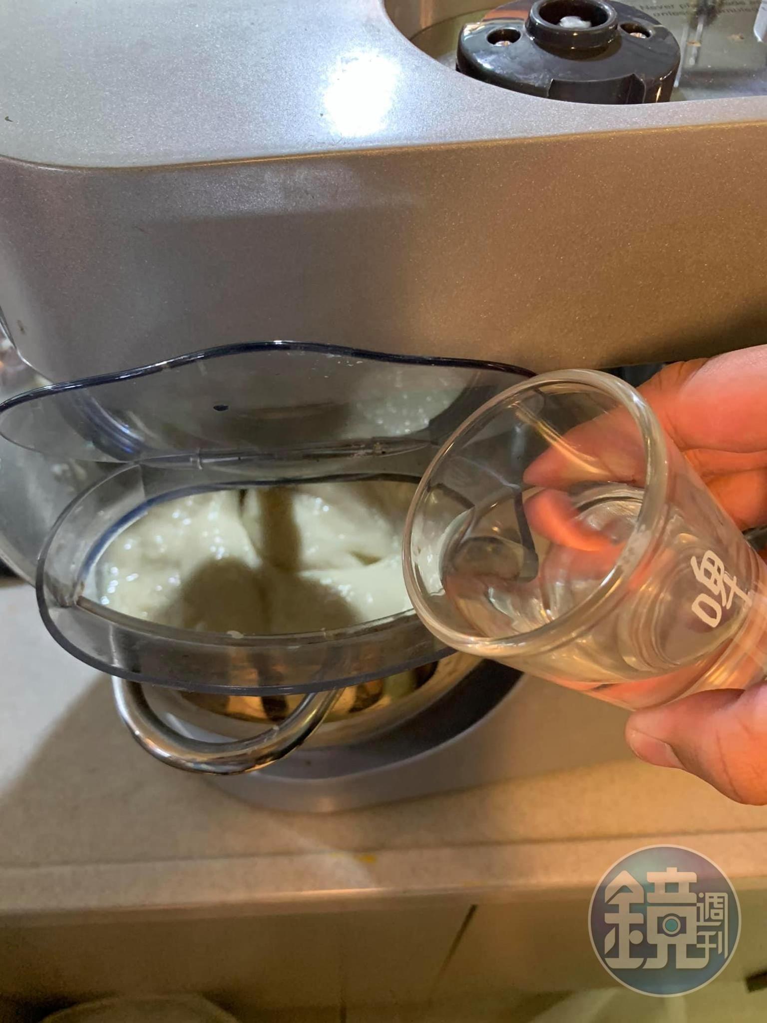 加一杯清酒去腥，續打10分鐘左右。