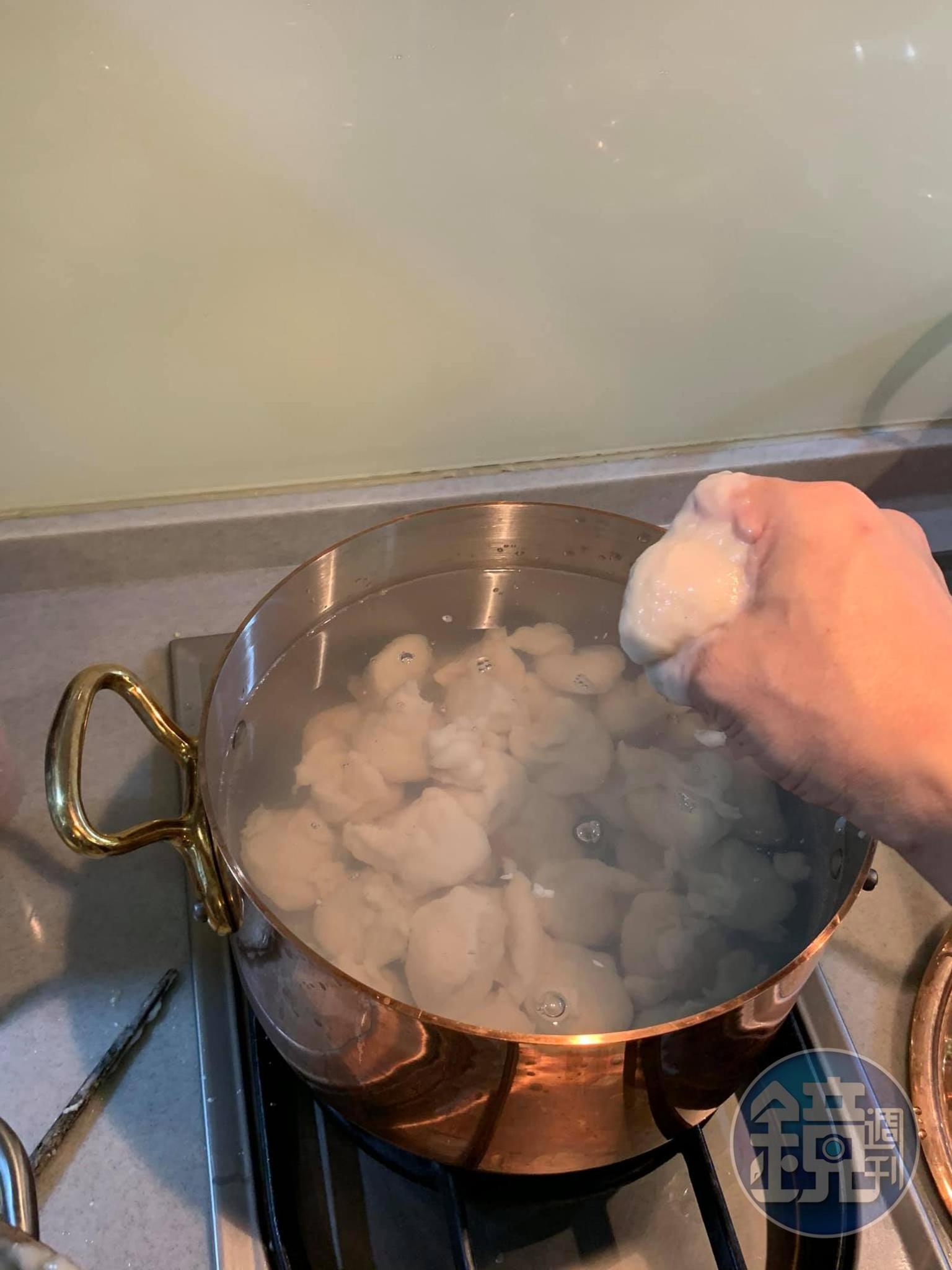 用虎口擠成魚丸，魚丸入鍋浮在水下。