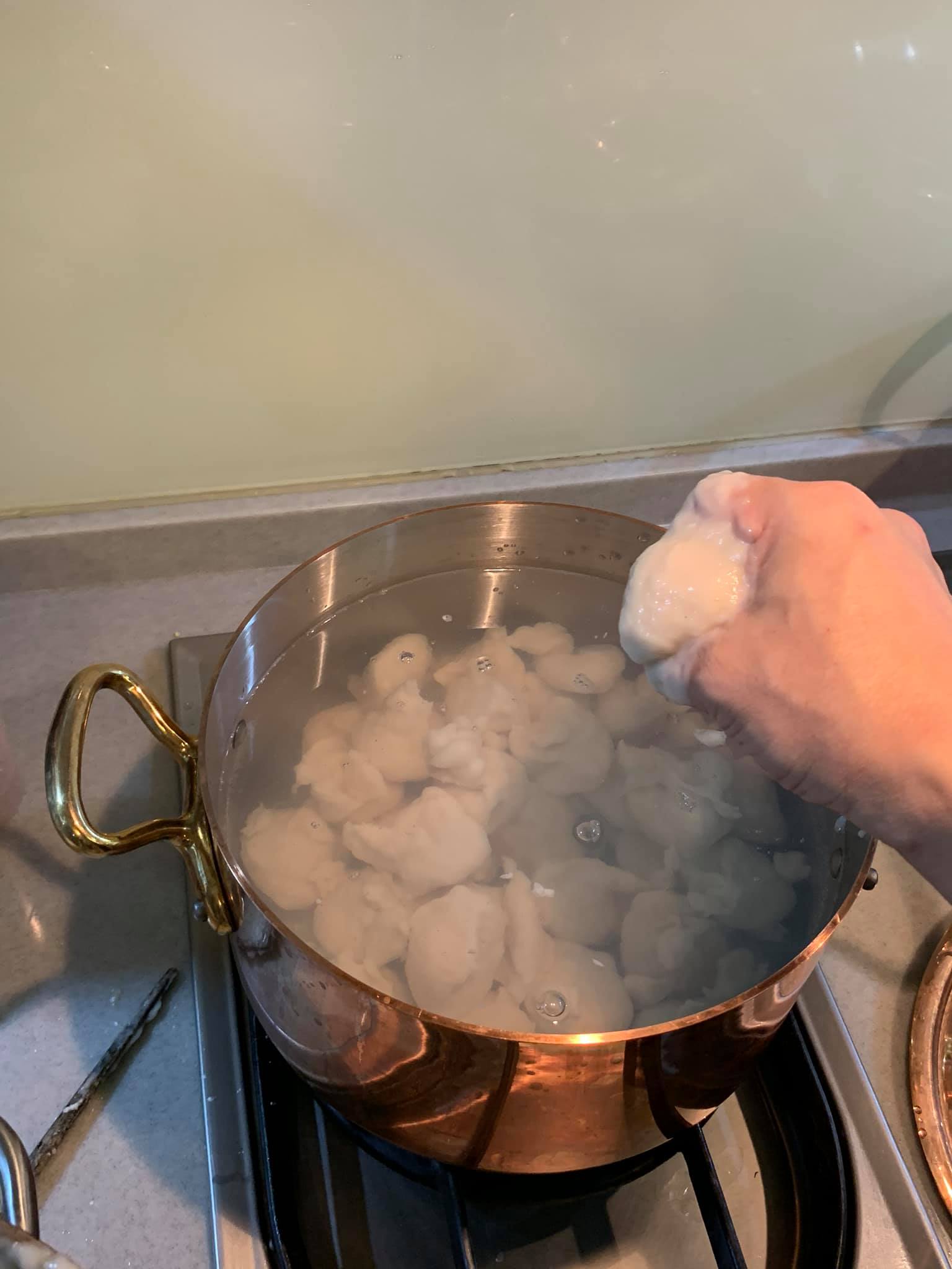 用虎口擠成魚丸,魚丸入鍋浮在水下。