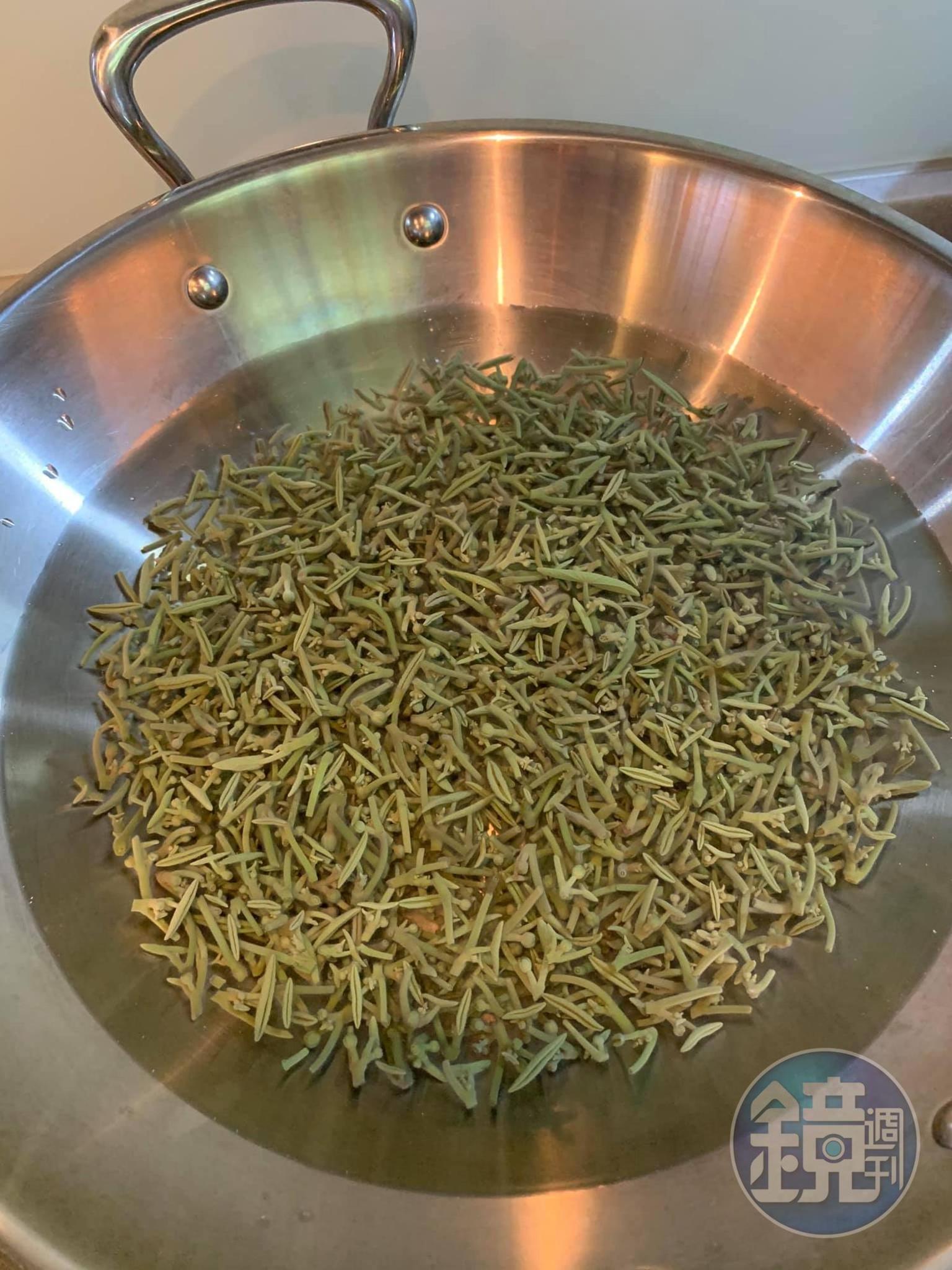 蒓菜用滾水燙一下。