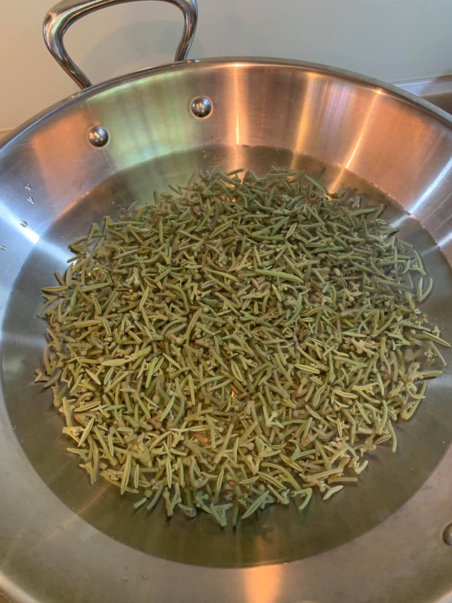 蒓菜用滾水燙一下。