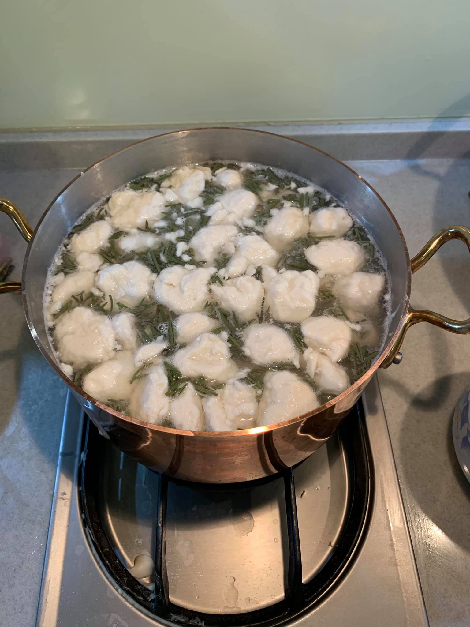蒓菜撈出,放入魚丸鍋內,等水開加雞湯調味。