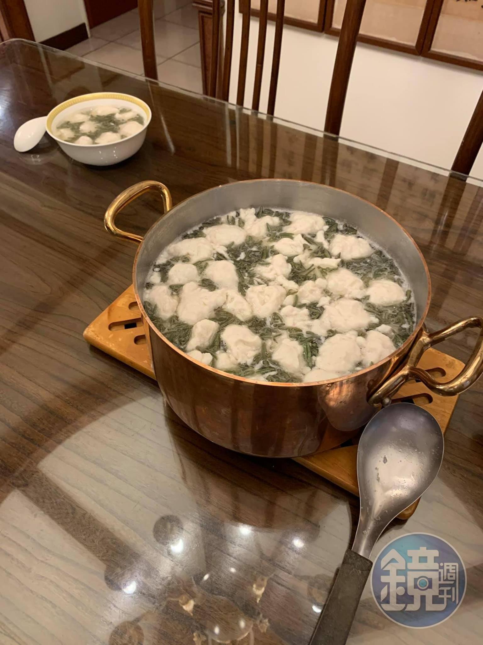 一大鍋杭州西湖魚丸蒓菜羹，完成上桌。
