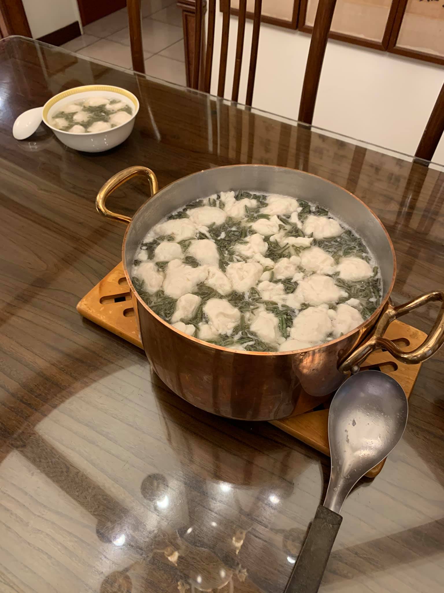 一大鍋杭州西湖魚丸蒓菜羹,完成上桌。