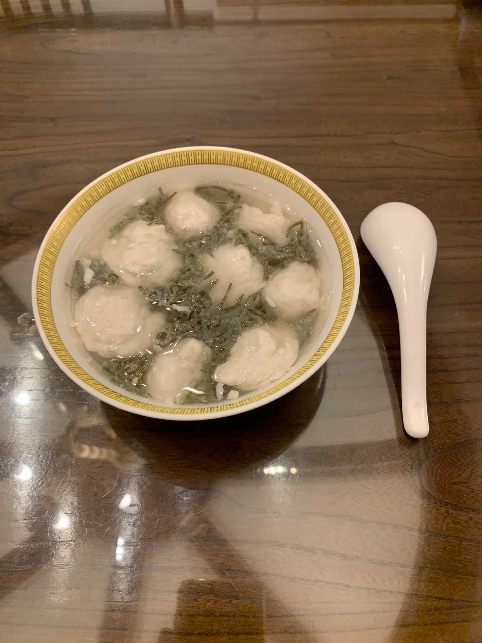 兒子説杭州魚丸等於是魚做的嫩豆腐。好吧!魚丸不圓不好看,但非常好吃。