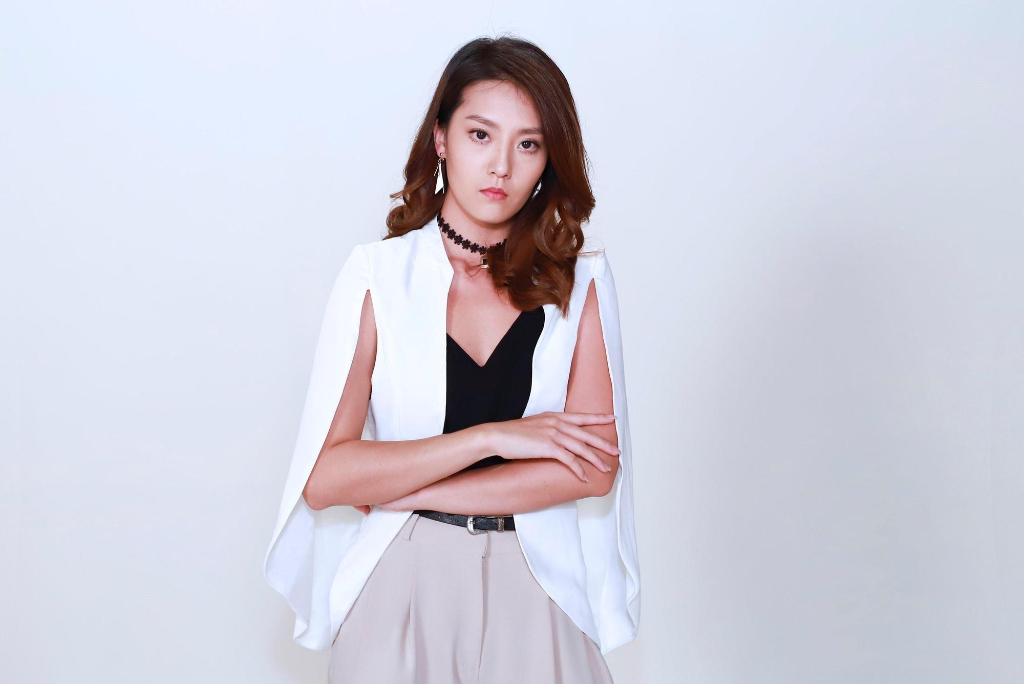 顏曉筠在《多情城市》中挑戰愛慕虛榮拜金女角色，與她私下個性截然不同，讓她壓力頗大。（民視提供）
