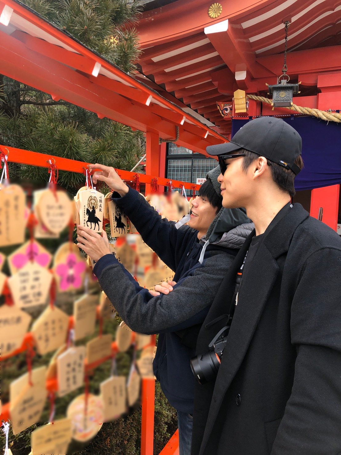 宋偉恩（右）和黃雋智赴仙台拍戲，收工後也跑到當地神社祈福。（翻攝自《Life線上的我們》Twitter）