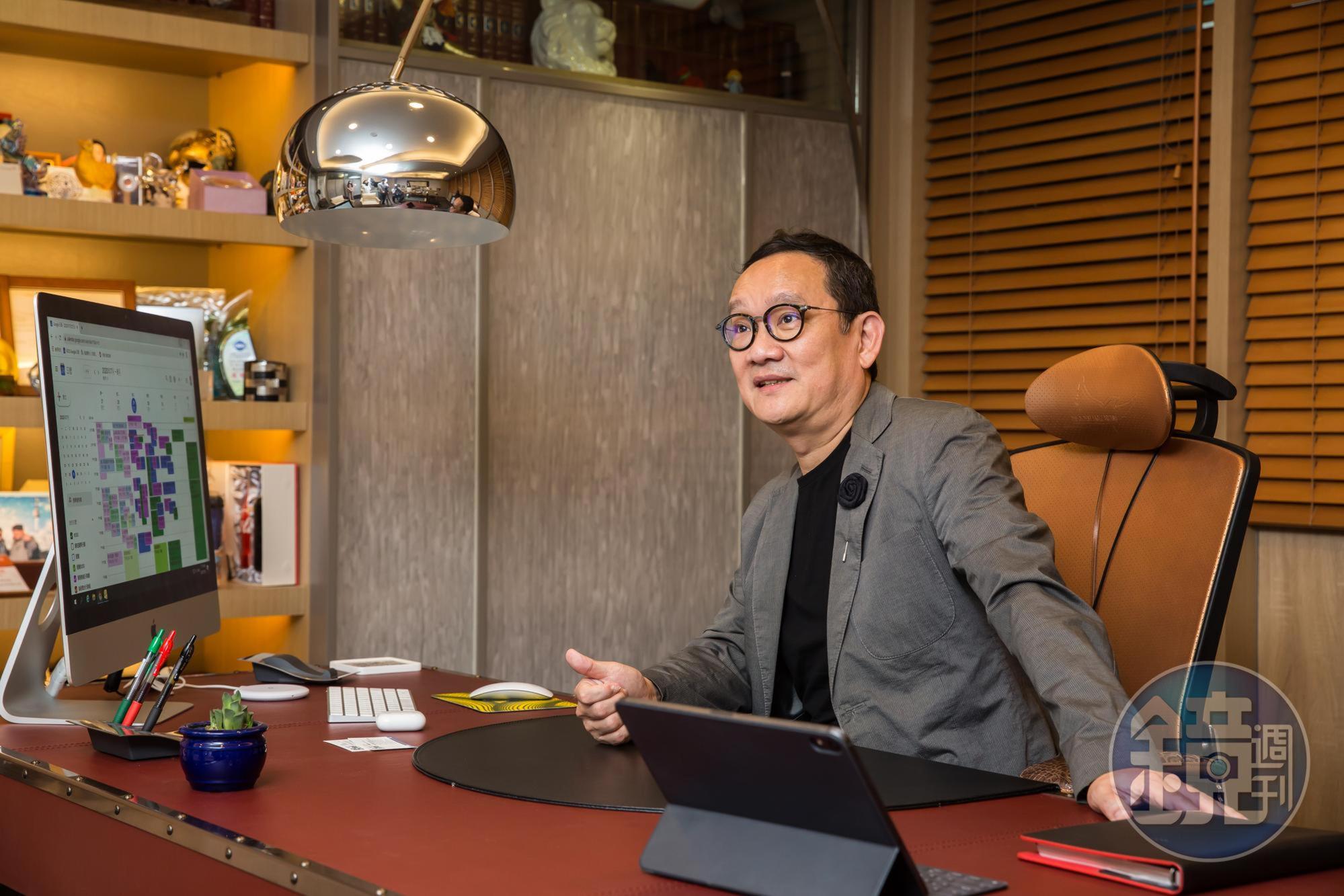 講話聽起來是母胎廣播人的殷士偉,開玩笑說自己是鼻竇炎沒治好。他隨時可壓低聲線模仿出廣告金句,也擅長找到經典的聲音替廣告代言。