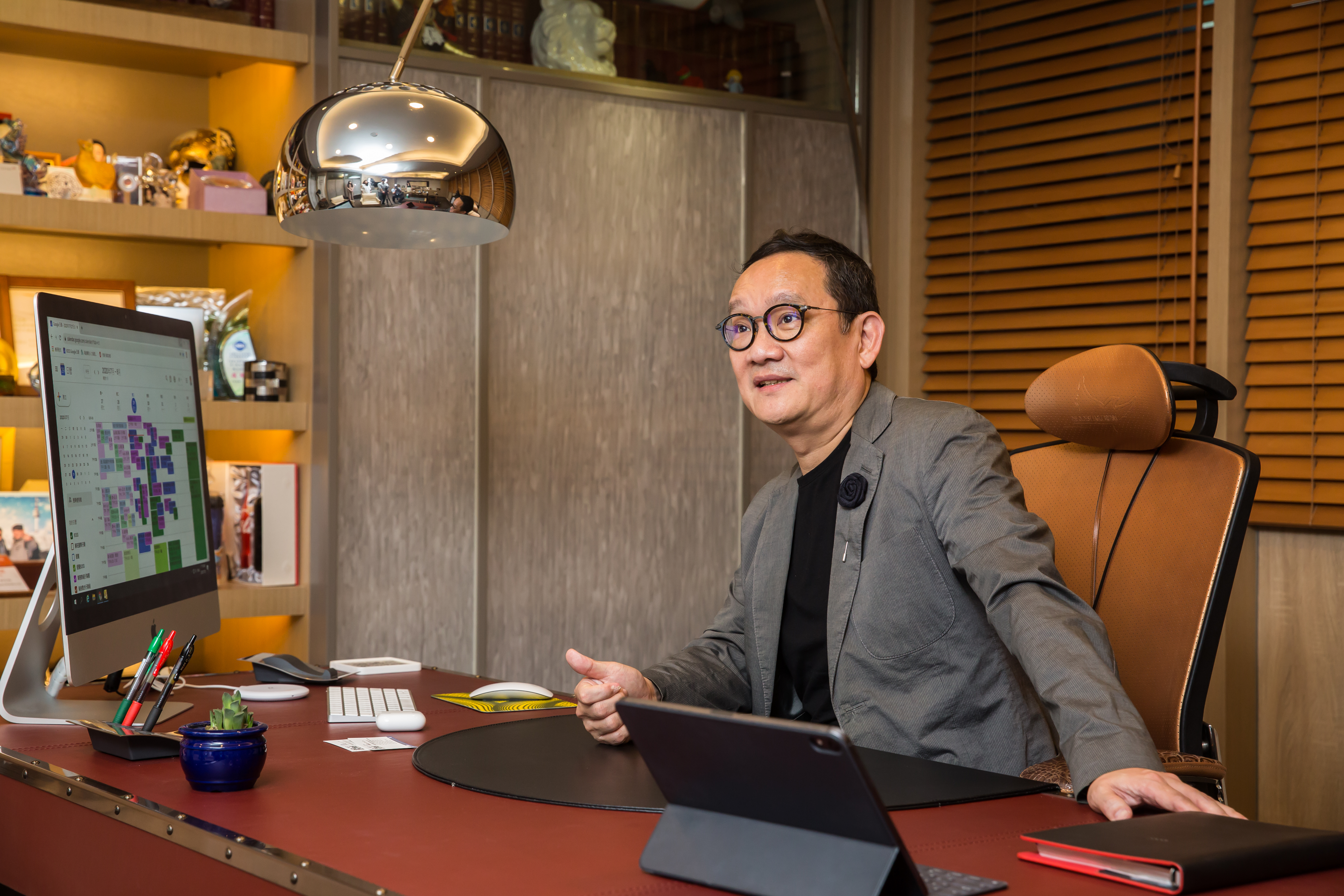 講話聽起來是母胎廣播人的殷士偉，開玩笑說自己是鼻竇炎沒治好。他隨時可壓低聲線模仿出廣告金句，也擅長找到經典的聲音替廣告代言。