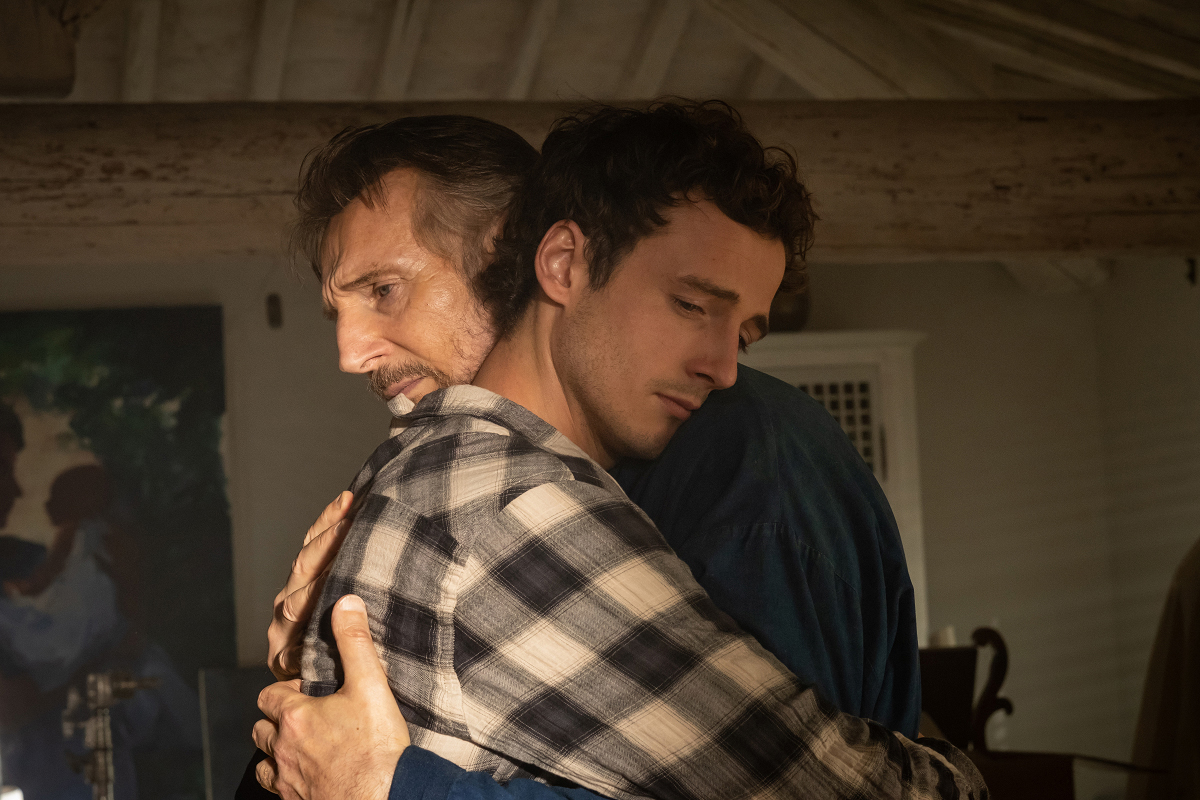 連恩尼遜父子銀幕互動自然有火花，片中兩人從感情疏離到和解，父子情的描寫細膩感人。（采昌提供）