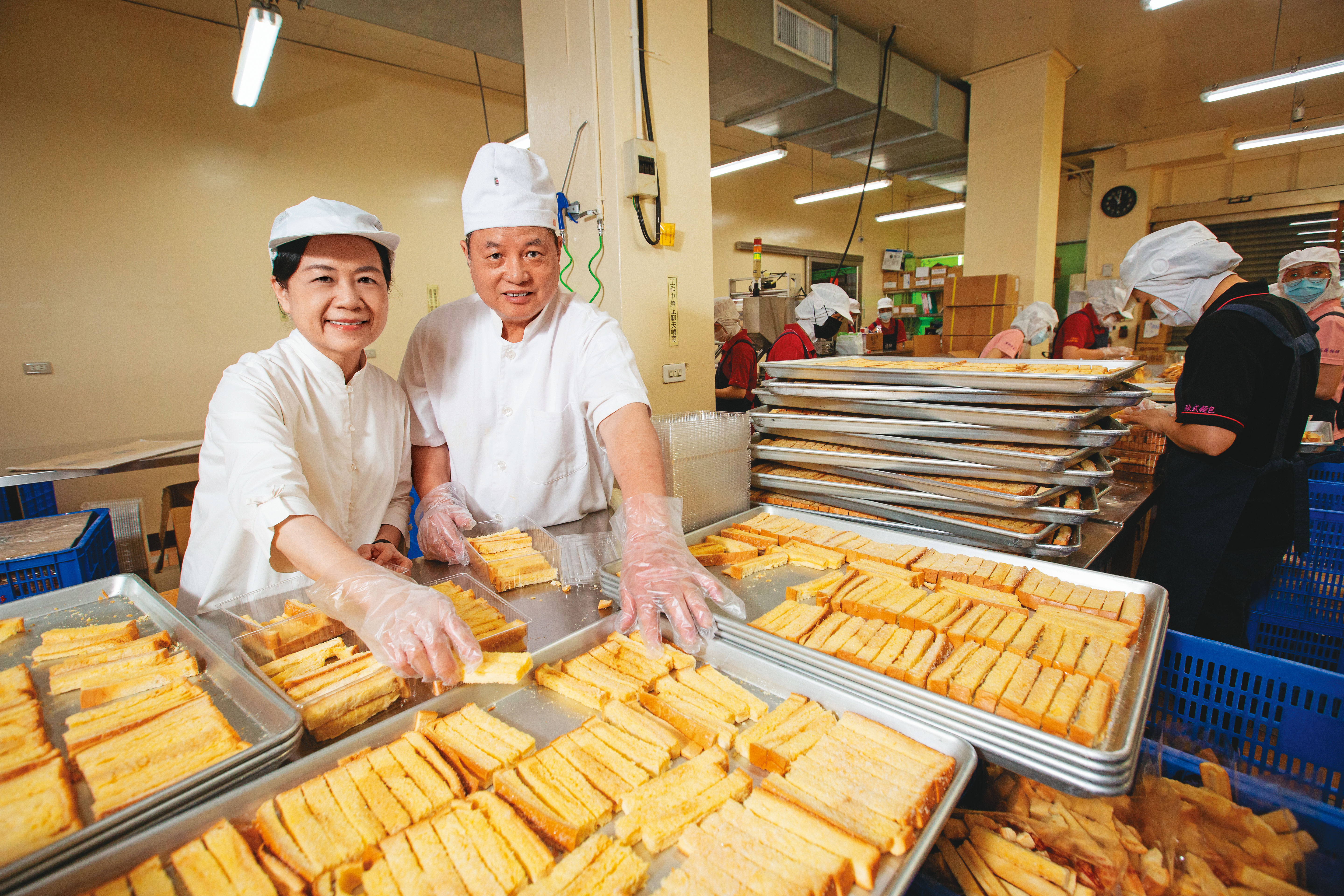 劉進立（右）與林素珍（左）夫妻將吐司邊再製成奶油酥條，意外爆紅，成為花蓮排隊美食。