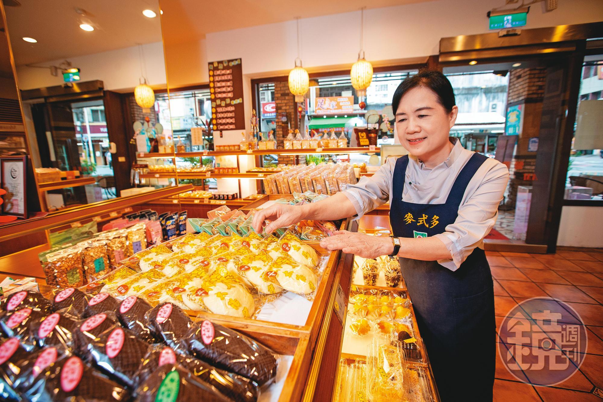 夫妻倆經營麥式多歐式麵包店，林素珍負責外場，店裡也販售不少傳統台式點心、糕餅。