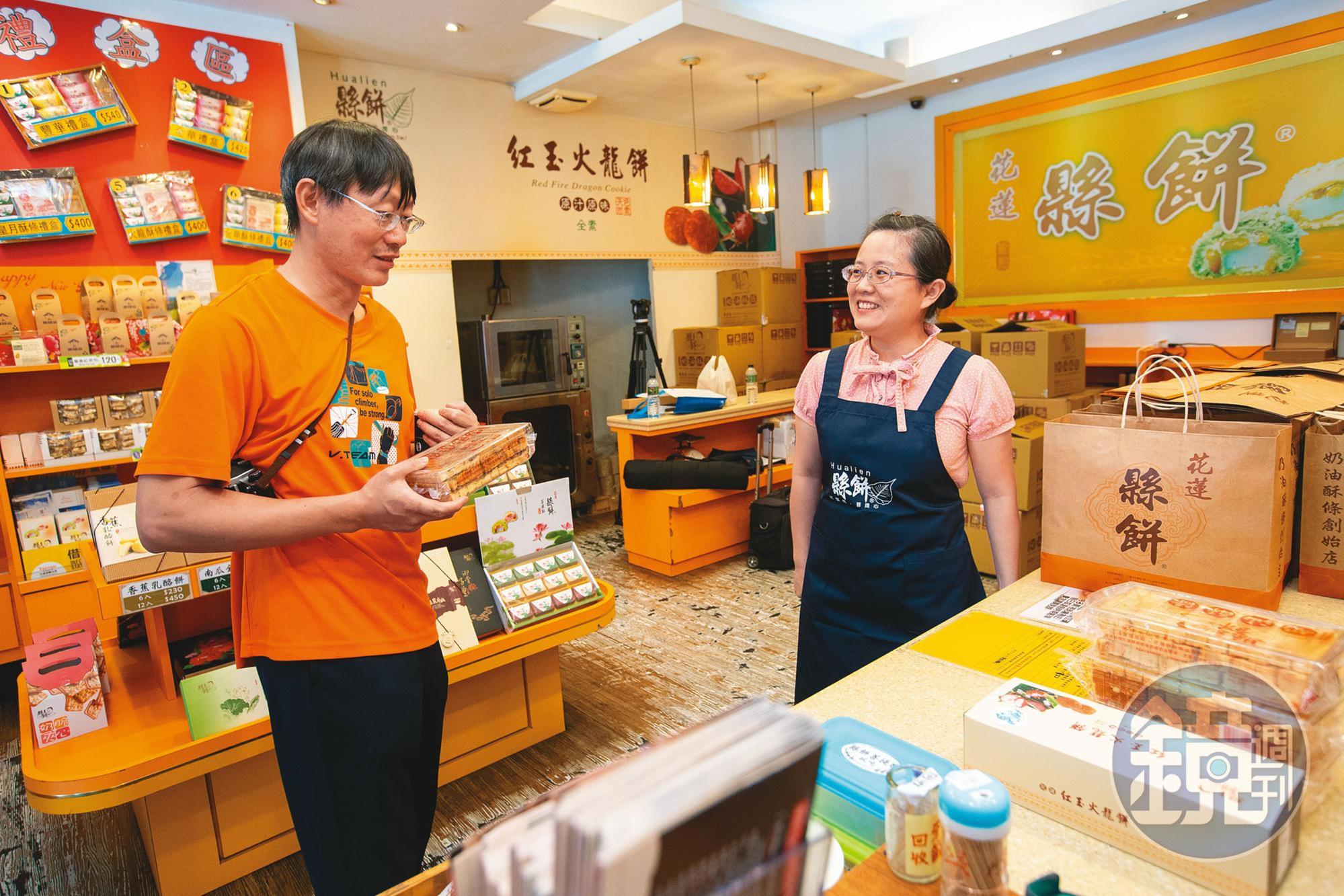 劉雅慈（右）身為家中長女，放棄出國念碩士，留在老店陪著爸媽一起打拚。
