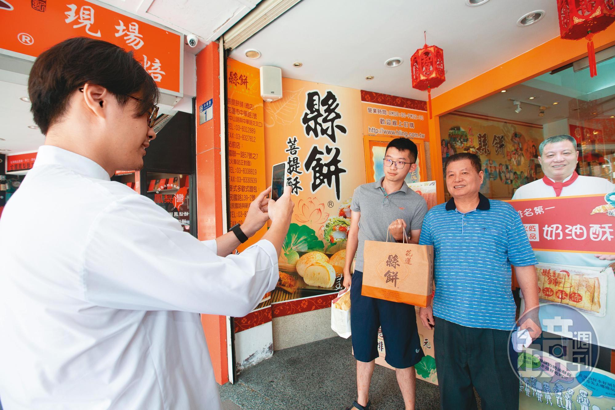 顧客賴先生（右2）見到劉進立（右1）本尊，興奮地要求合照。