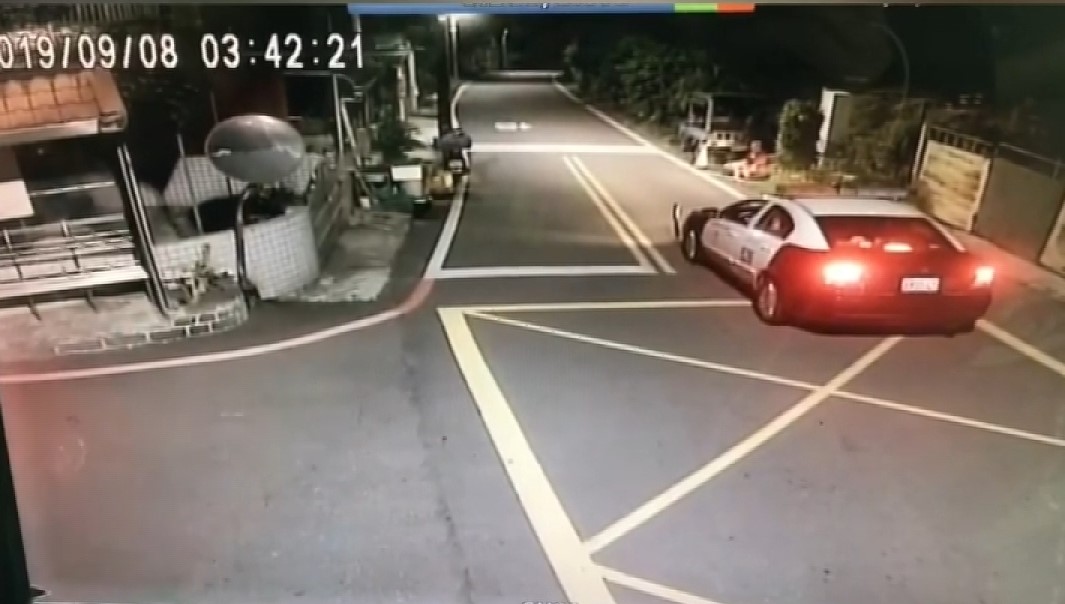 陳先生表示，鄰居發現竊賊闖空門後，警方約半小時才到現場。（讀者提供）