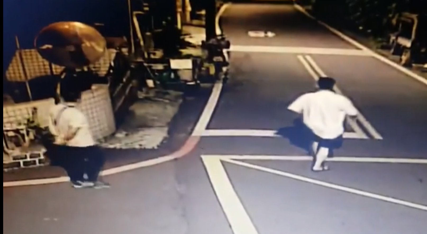 陳先生拿出關鍵畫片，指2名共犯將物品塞包包、藏衣內。（讀者提供）