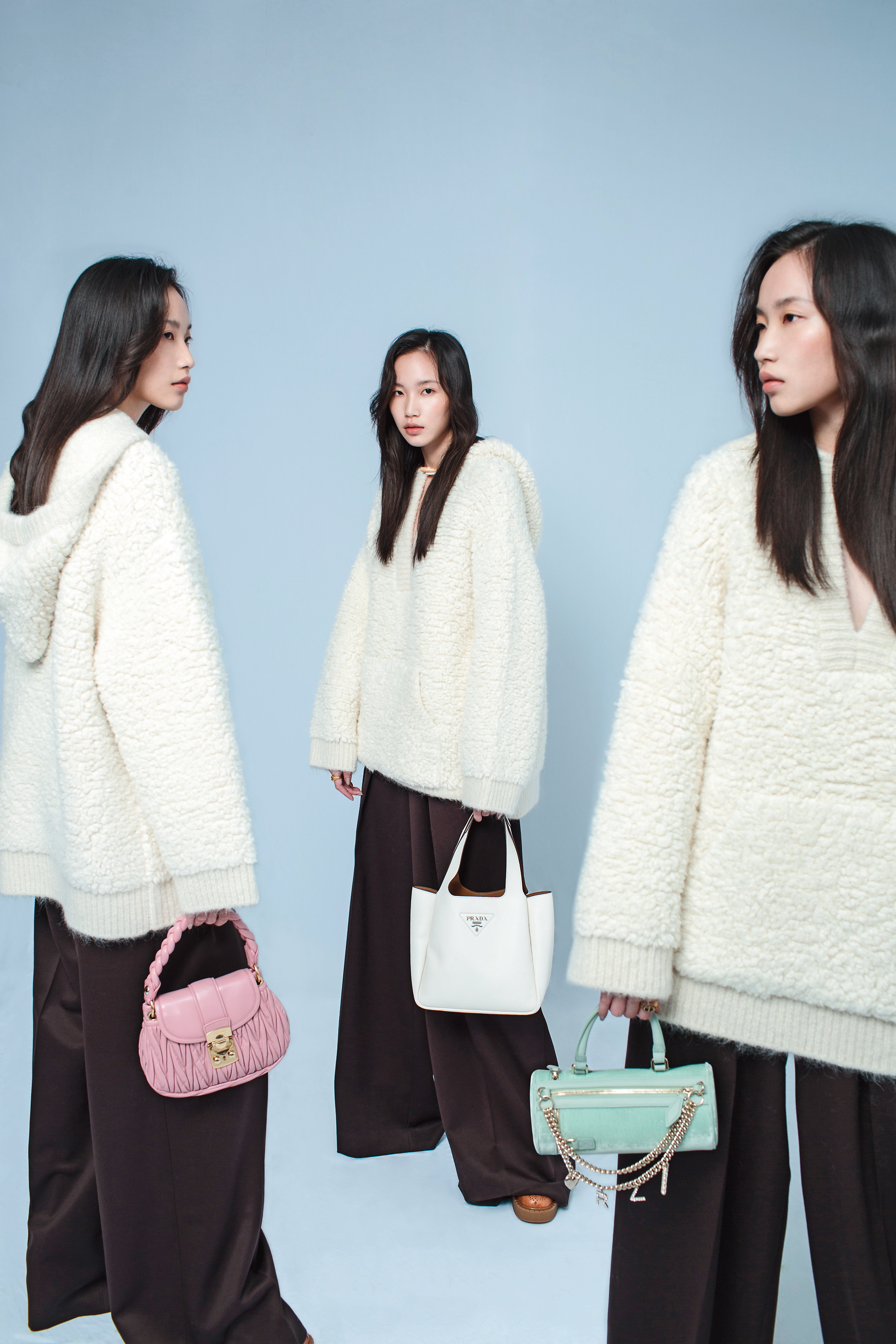 Mini Charm迷你鍊包 NT$69,900 by ROGER VIVIER／白色Daino Soft 手提包 NT$74,000 by PRADA／Coffer 手提肩背包 NT$53,000 by MIU MIU／羊毛連帽上衣 NT$120,000 by CELINE／咖啡色超寬褲 NT$36,100 by BOTTEGA VENETA／咖啡色厚底鞋 NT$33,500 by PRADA／30 Montaigne仿舊金屬鍊戒 NT$11,000 by Dior。