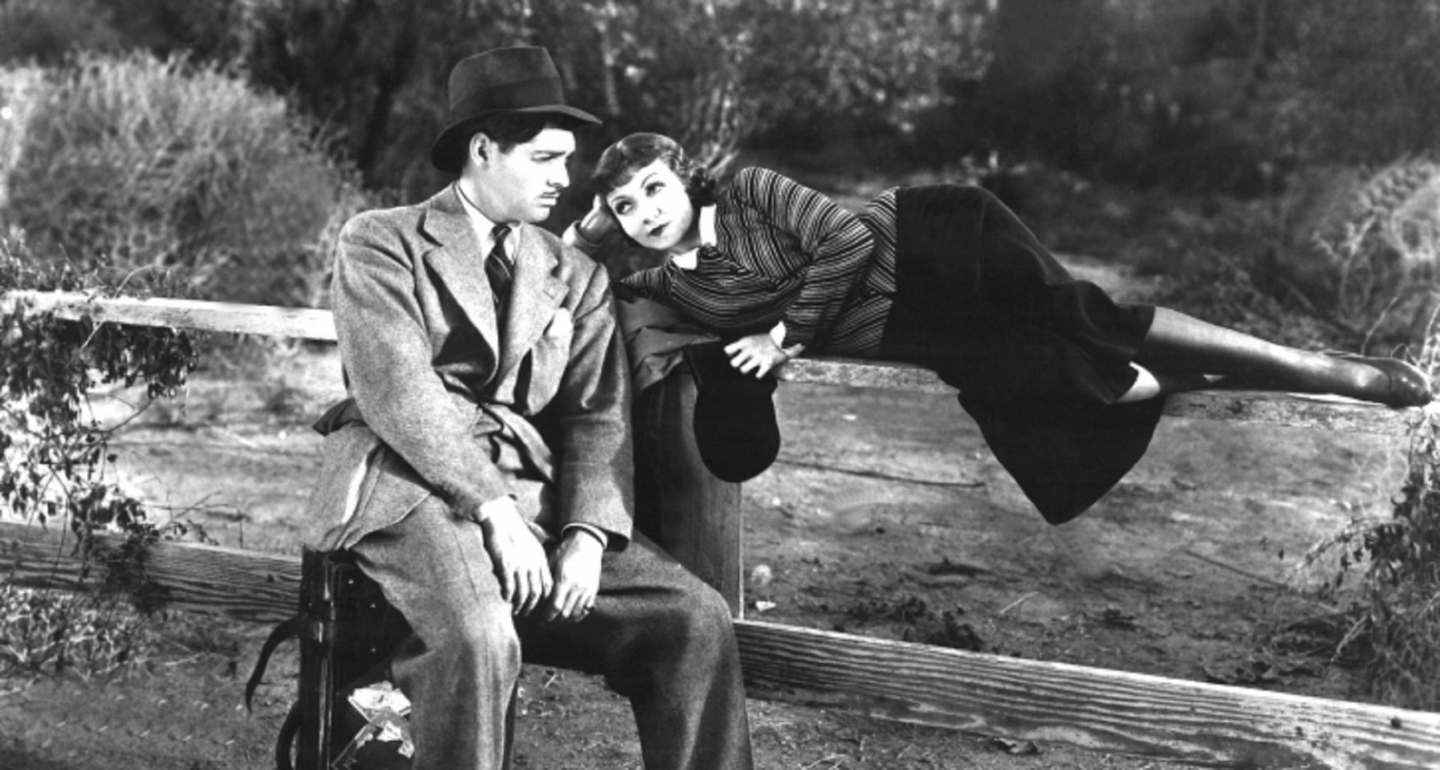 1934年的《一夜風流》男女主角克拉克蓋博與克勞黛考爾白衣衫完整卻不停曖昧挑逗,這種拍攝手法成為後世許多愛情片的參考模板。(網路圖片)