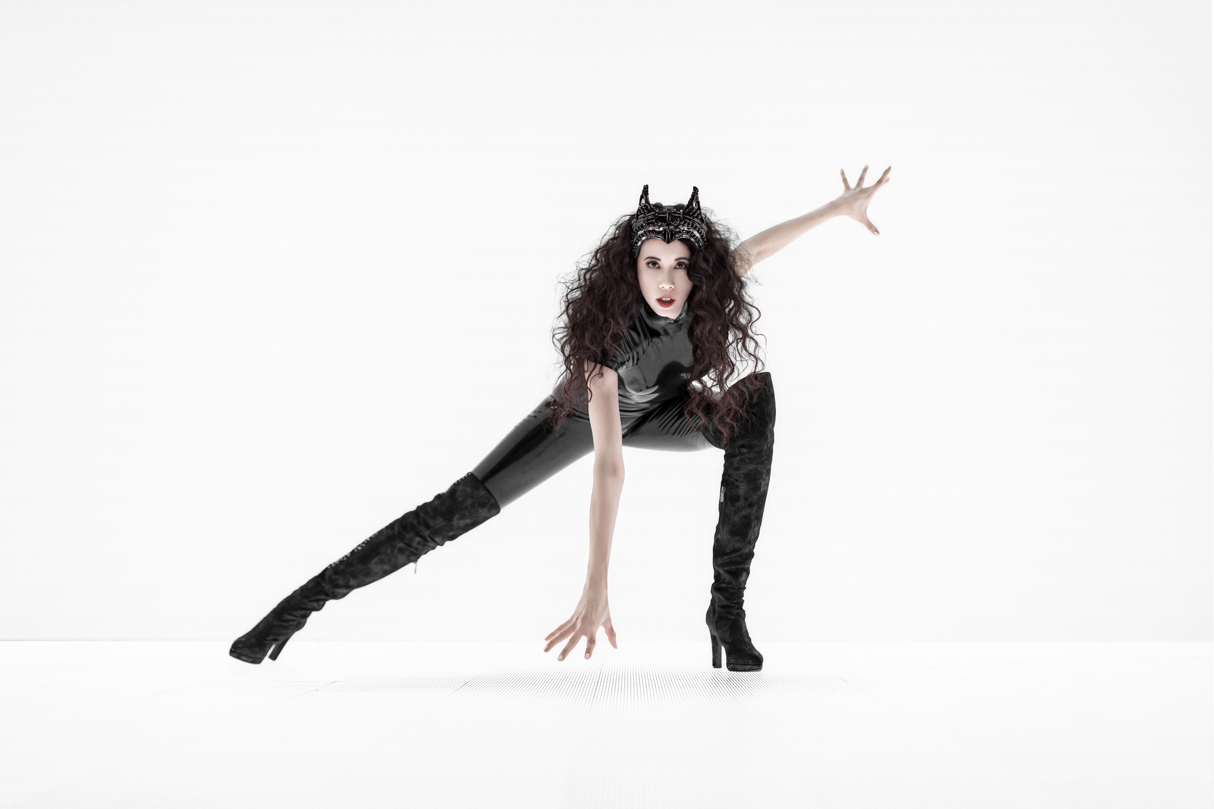 莫文蔚新造型曝光，戴上貓耳朵化身魅惑貓女。（莫家寶貝工作室提供）