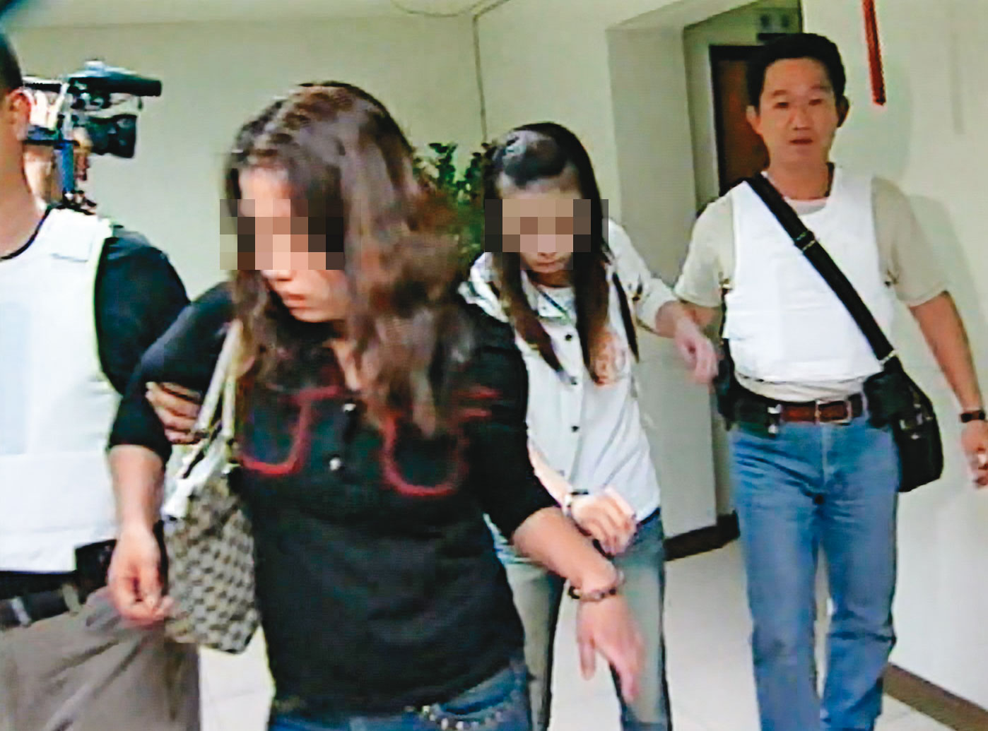 警方監聽主謀與妻子(黑衣女)的電話,掌握他回國時間,將人逮捕。(東森新聞提供)